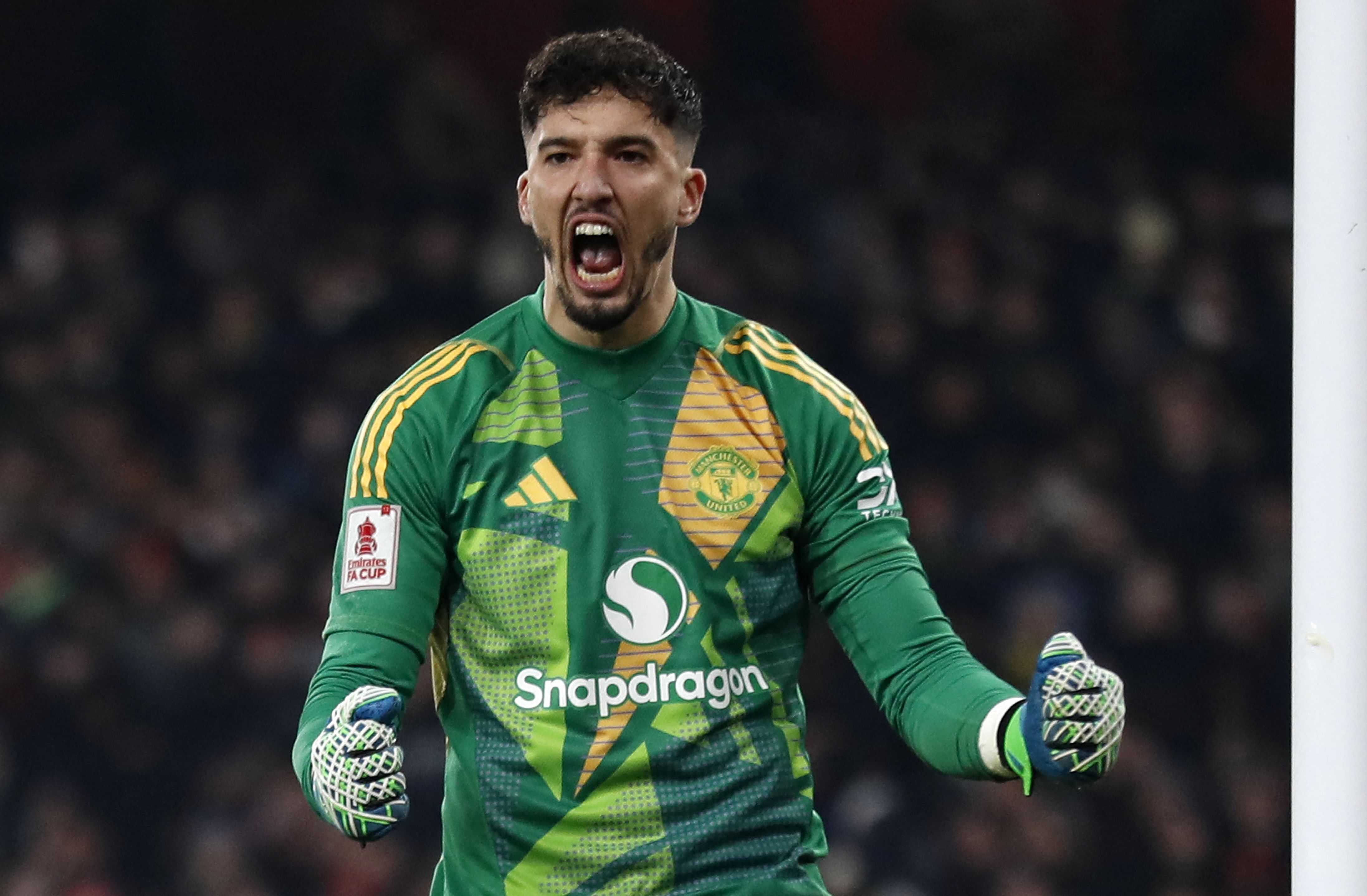 Chi è Altay Bayindir il portiere del Manchester United che ha parato due rigori all'Arsenal