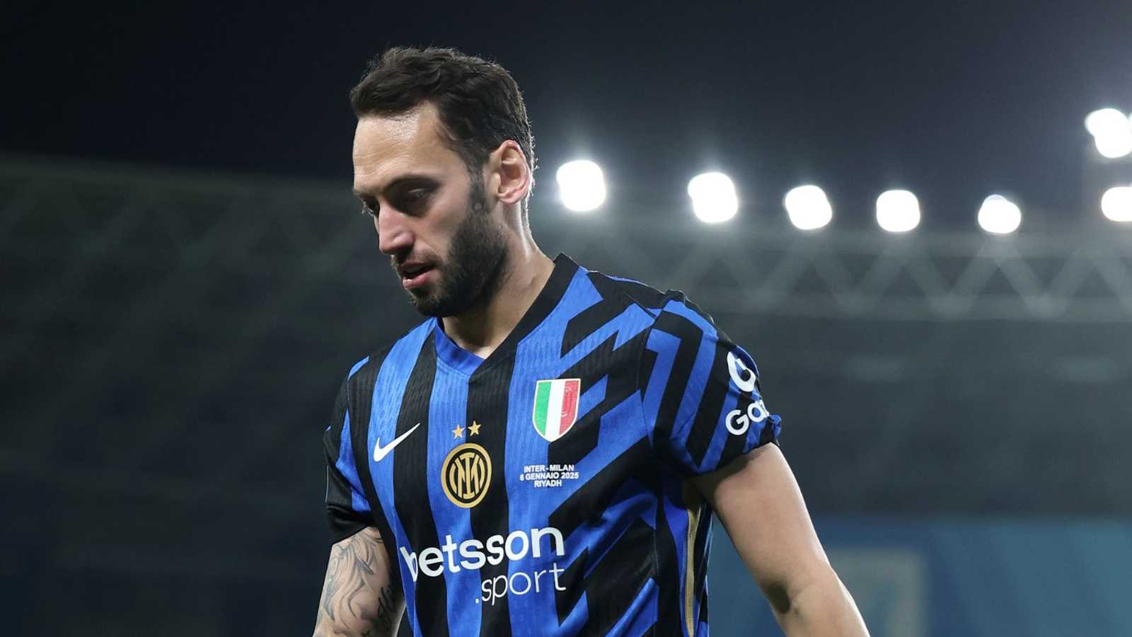 Inter, ancora emergenza a centrocampo: Calhanoglu da valutare per un fastidio al polpaccio