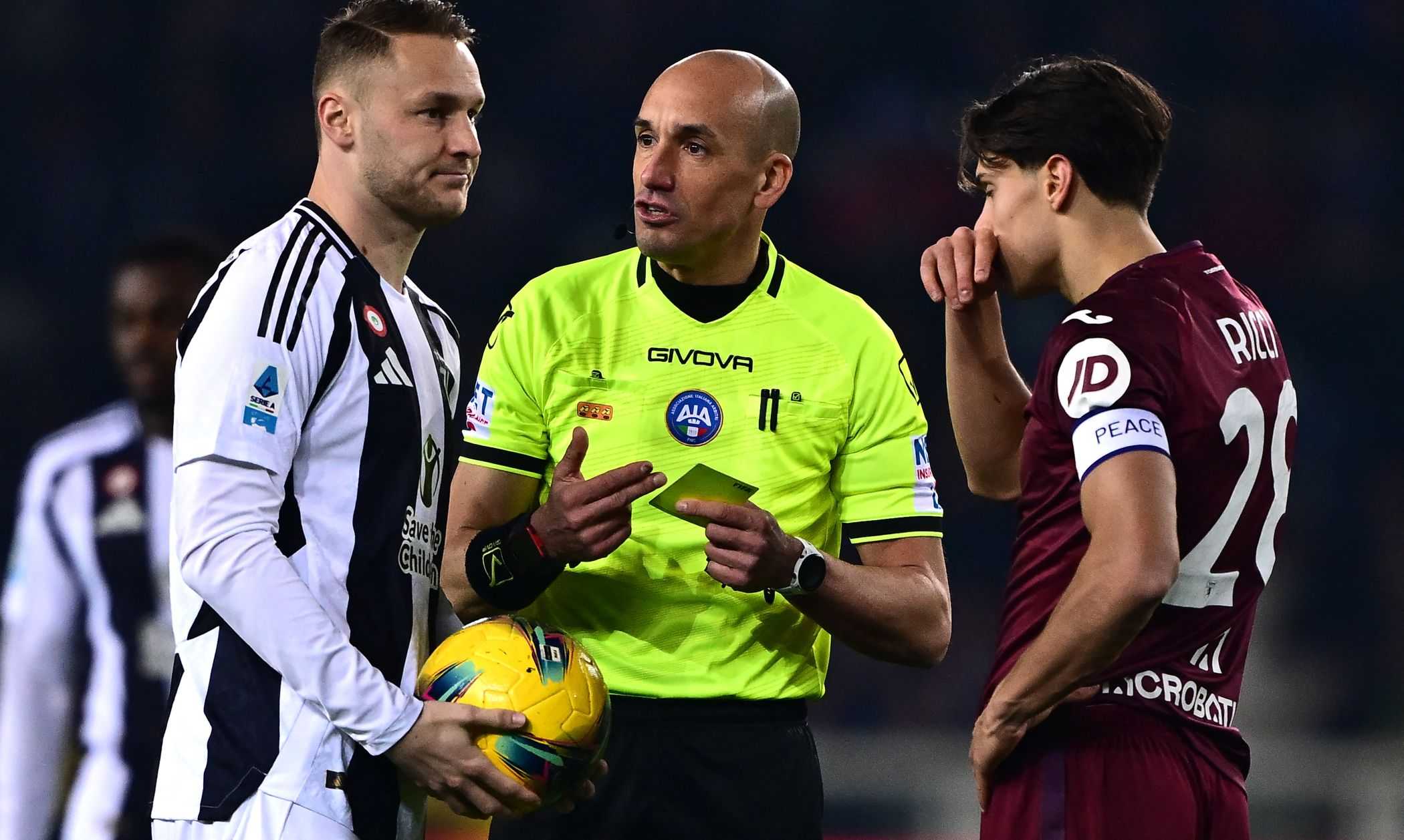 Torino-Juventus, la MOVIOLA: gol annullato a Nico Gonzalez, espulsi Motta e Vanoli