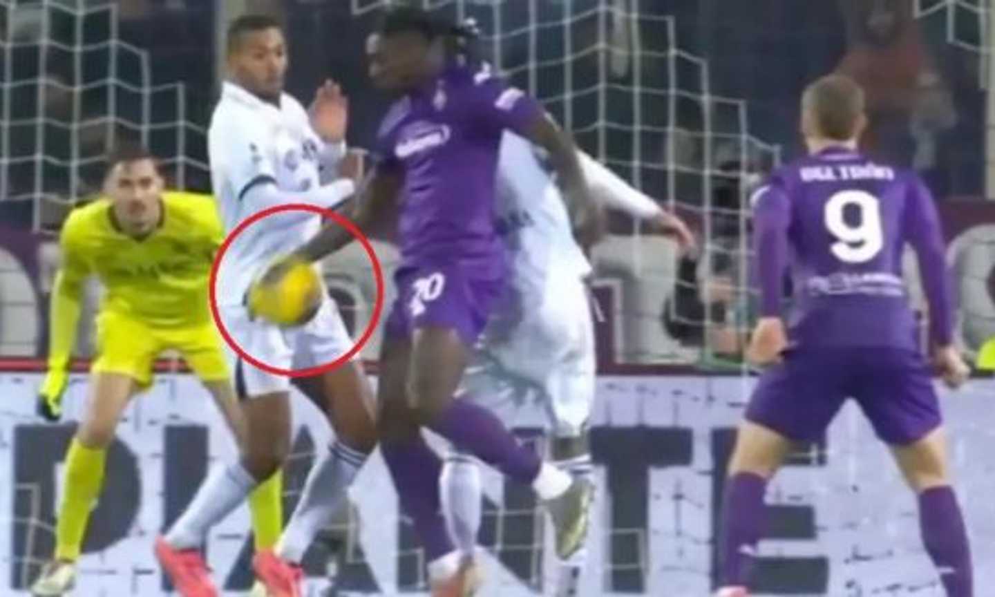 Fiorentina-Napoli, la MOVIOLA: tocco di polso di Kean, annullato l'1-1. Tolto gol a Olivera, rigore di Moreno