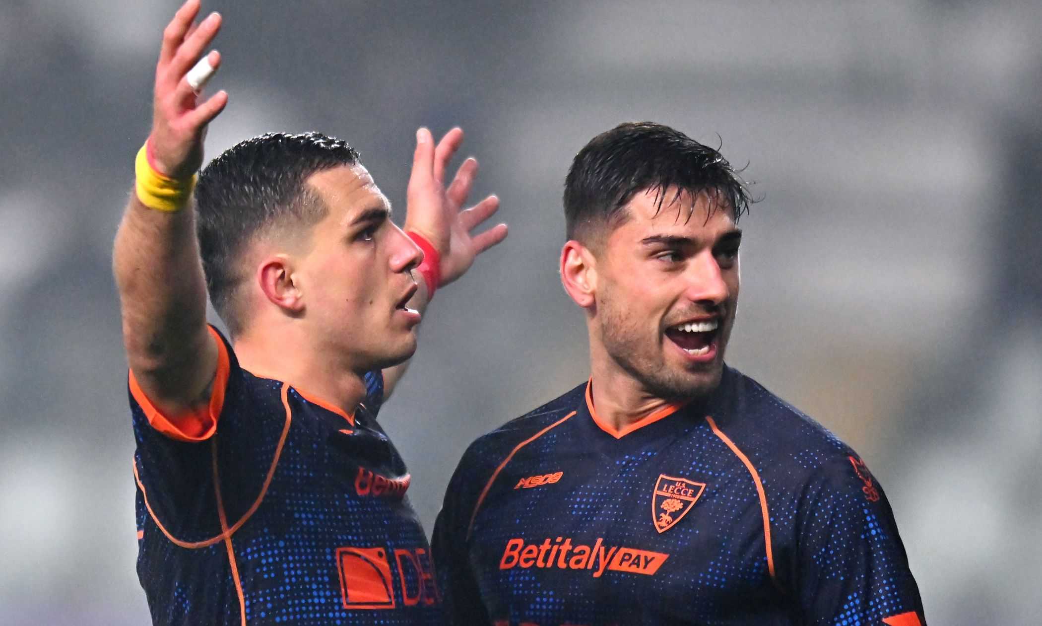 Krstovic e rilanciano il Lecce: 3-1 a Parma, fischi sonori al Tardini