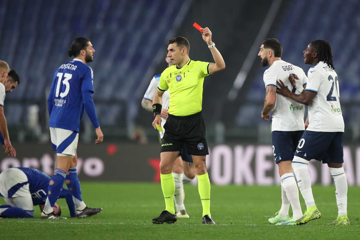 Lazio-Como, la moviola: Gigot e Pellegrini rischiano il rosso, eccessivo il secondo giallo per Tchaouna