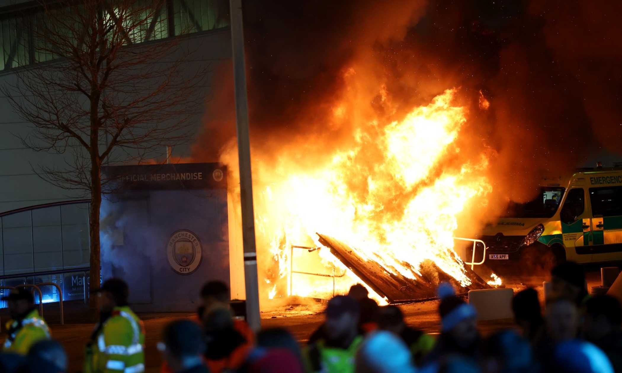 Manchester City, che paura: in fiamme il chiosco dove dovevano essere presentati Marmoush, Vitor Reis e Khusanov