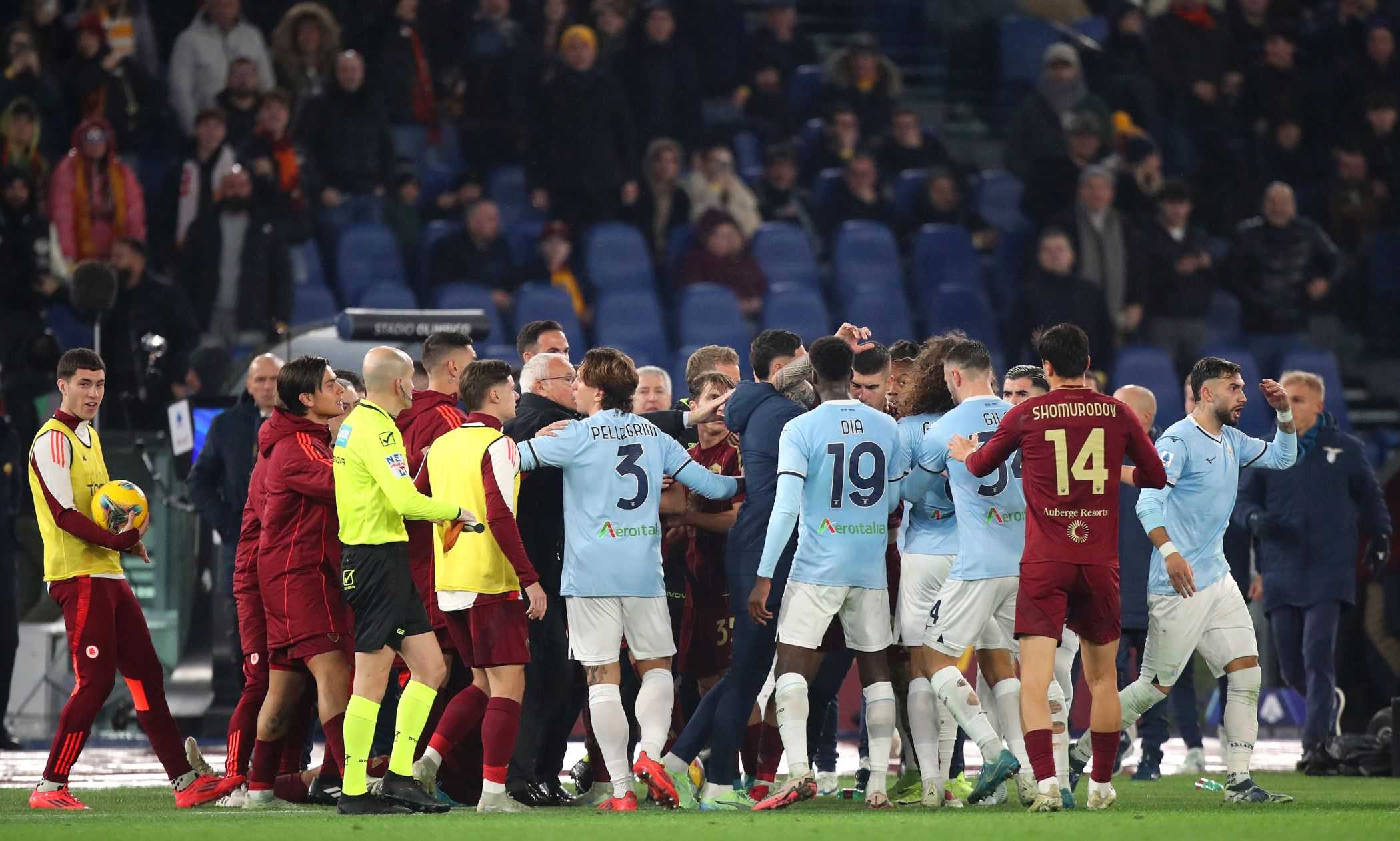 Roma-Lazio, rissa nel finale: espulso Castellanos dopo un fallo di reazione su Hummels