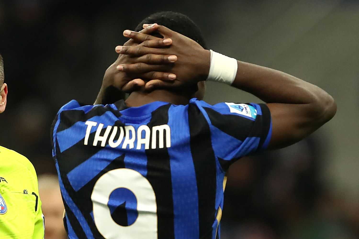 Inter, infortunio per Thuram: problema alla caviglia, da valutare per la Juve