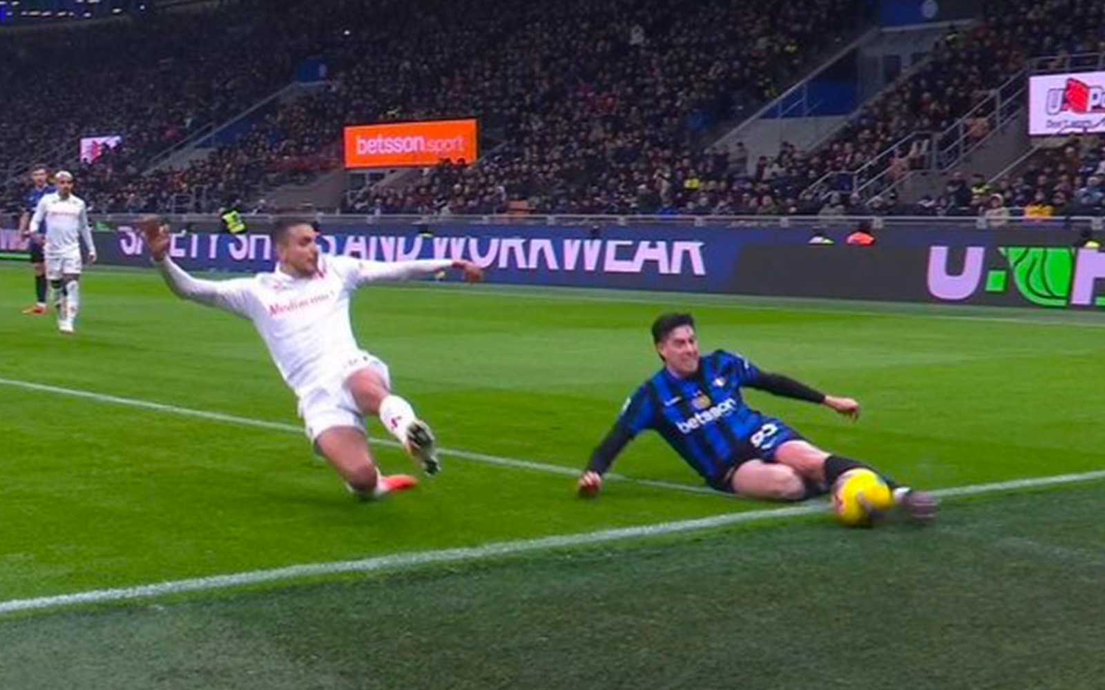 Inter-Fiorentina, la moviola: palla fuori, il corner che porta all'1-0 non c'era. Rigore col Var per mani di Darmian