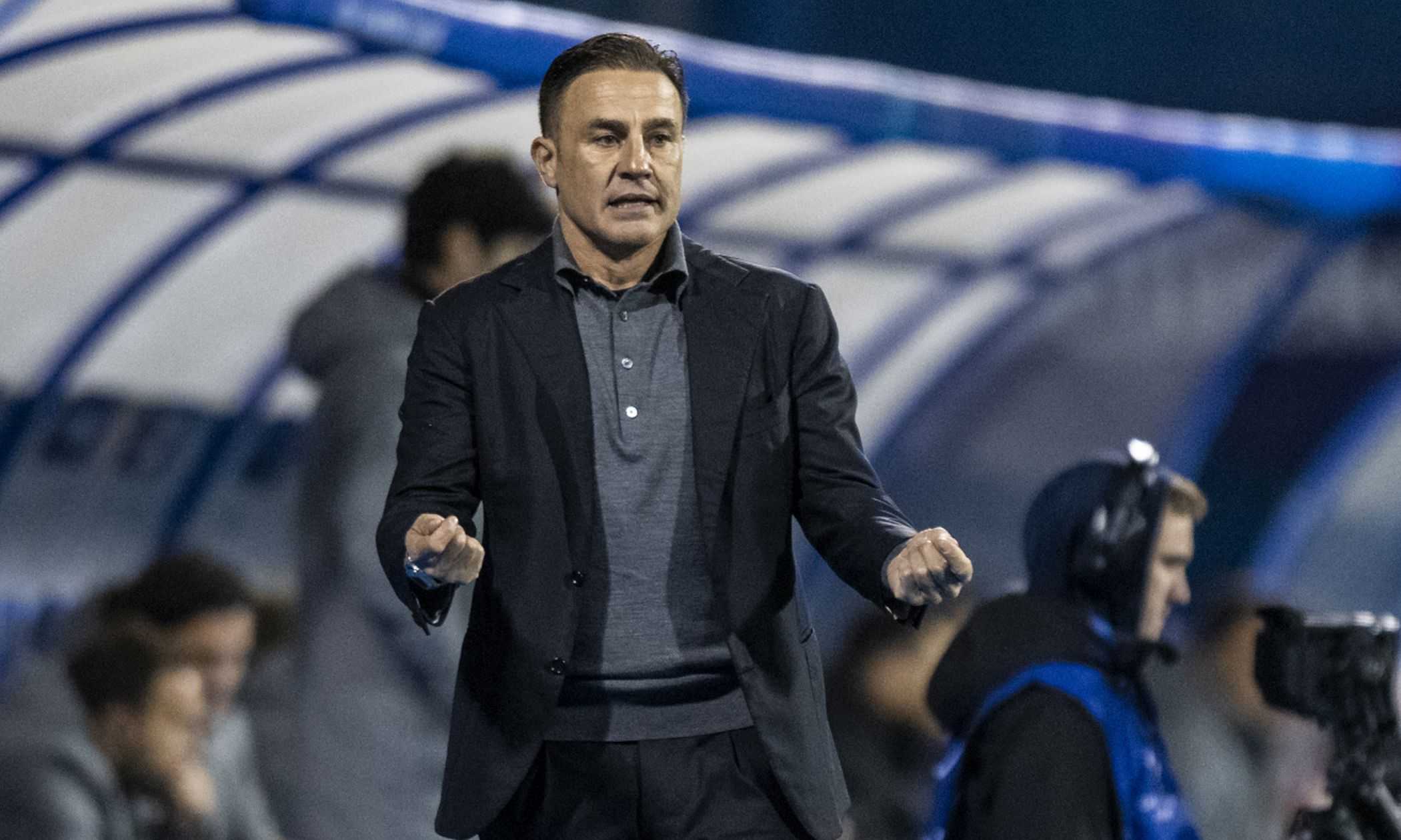 La Dinamo Zagabria di Cannavaro crolla a Rijeka: i tifosi contestano, un fumogeno sfiora il portiere avversario