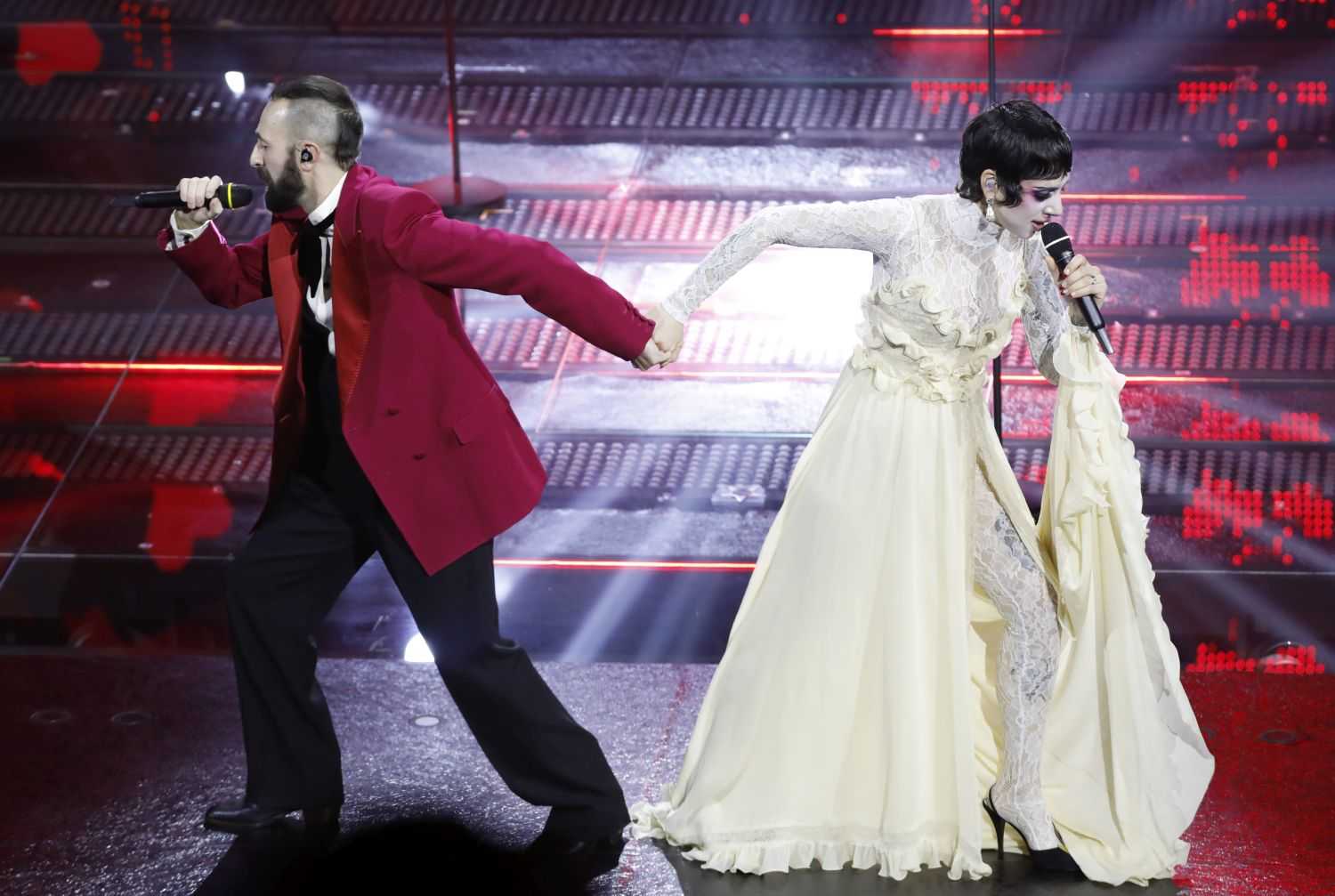 Sanremo 2025, scaletta terza serata: a che ora cantano Olly, Clara e Tony Effe