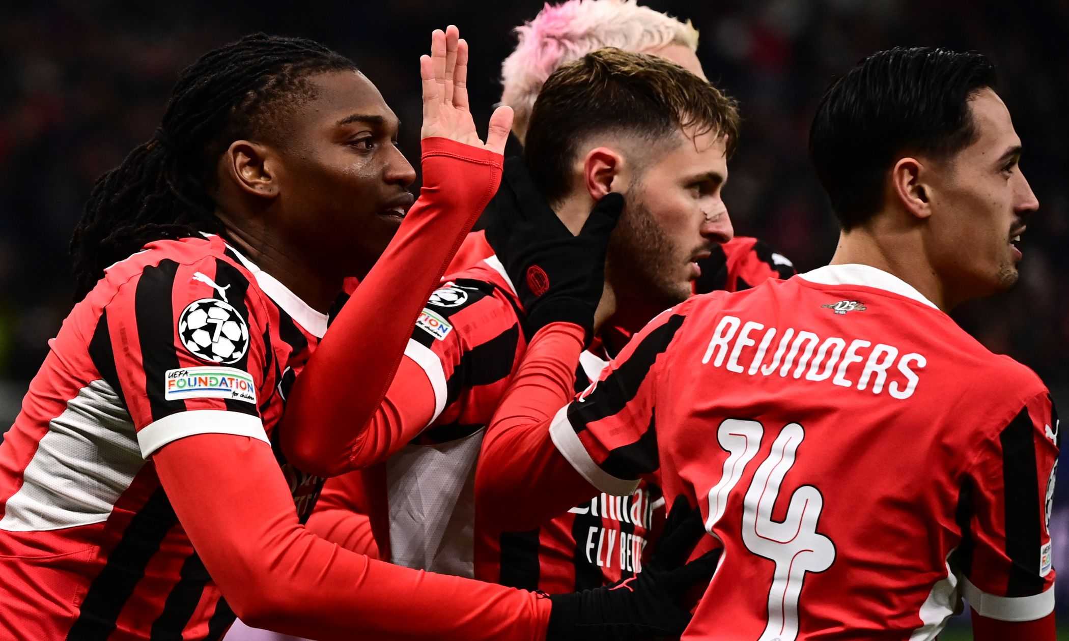 Milan-Feyenoord LIVE 1-0: salvataggio miracoloso di Hancko, rossoneri in 10. Si scaldano Terracciano e Bartesaghi