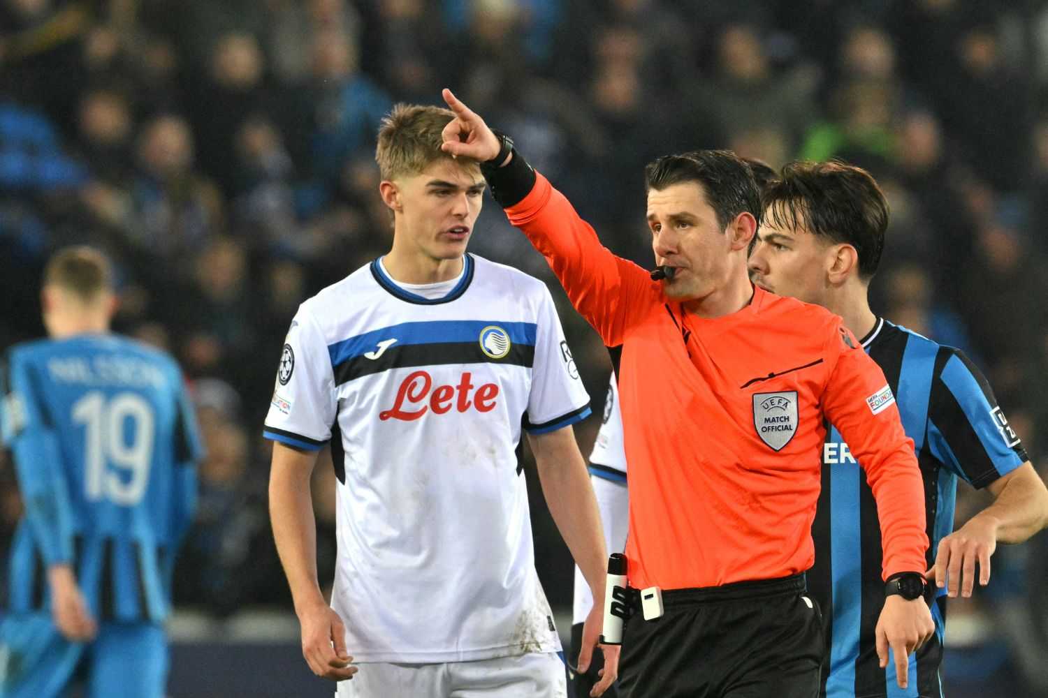 Chi è Halil Umut Meler, l'arbitro di Club Brugge-Atalanta che fu preso a calci e pugni da un presidente in Turchia