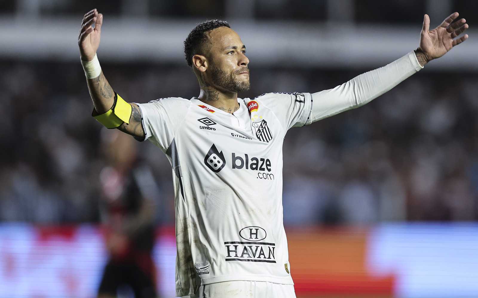 Neymar è tornato in campo con il Santos: la 10 di Pelé e i selfie degli avversari