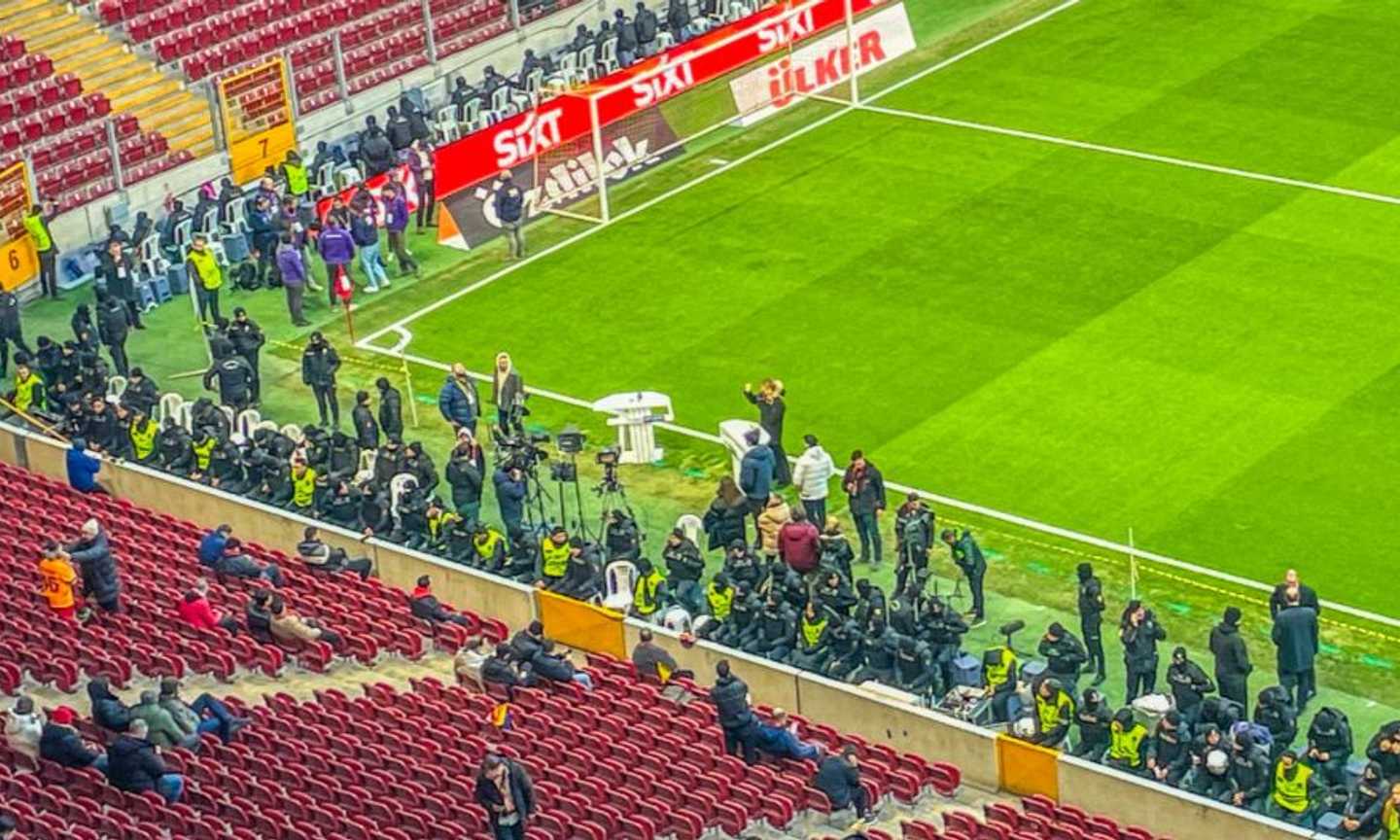 Derby di Istanbul, 0-0 tra Galatasaray e Fenerbahce con 4500 agenti allo stadio. Okan: "Mourinho è 'The Crying One'", Osimhen sfiora la rissa