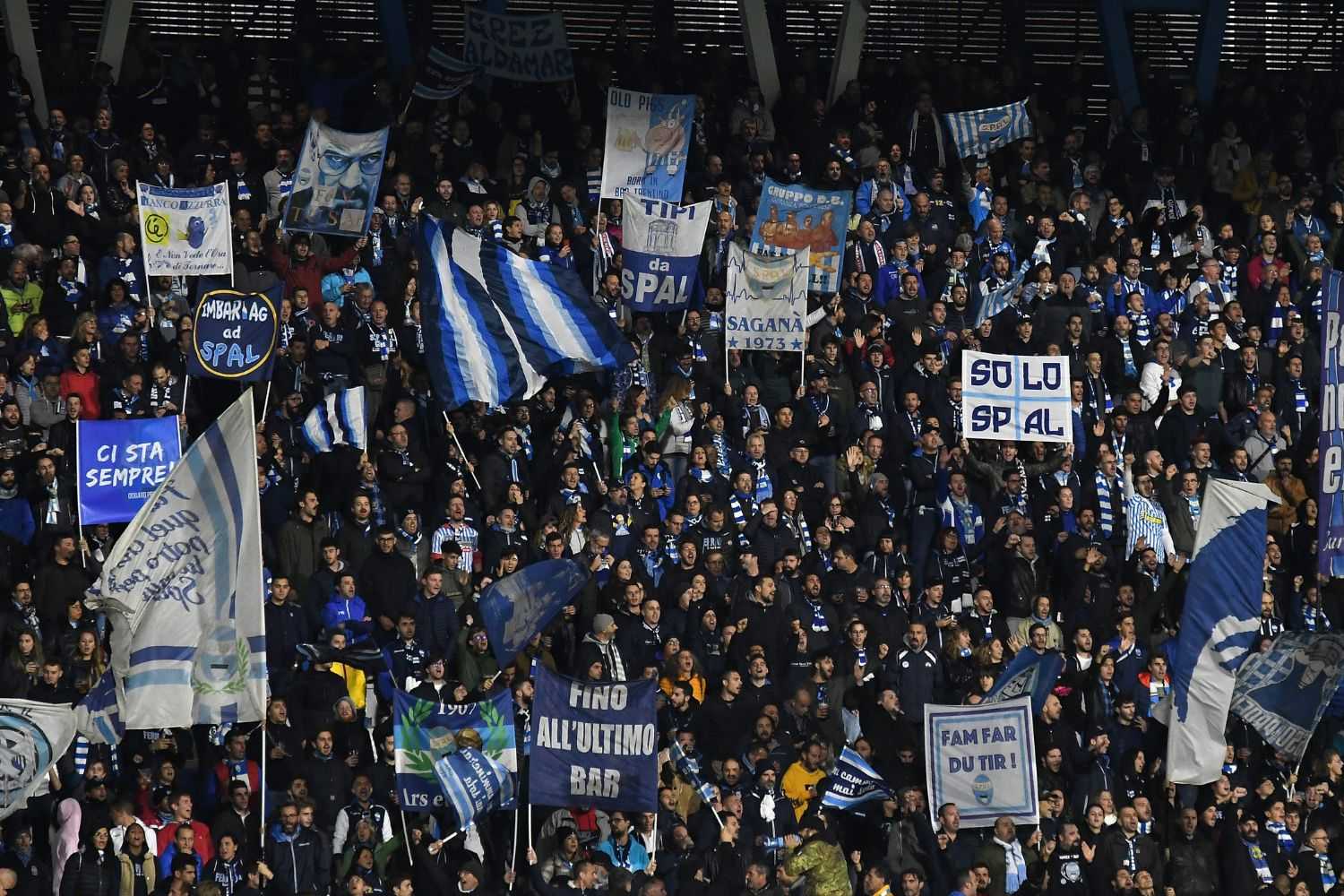 Spal, ultras irrompono nel centro sportivo: lancio di petardi e sbarre metalliche, giocatori minacciati