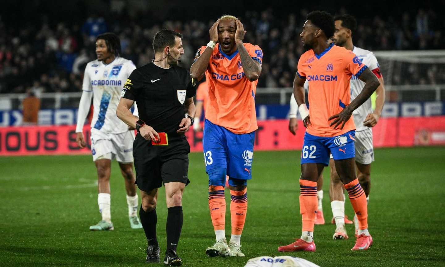 Auxerre-Marsiglia, la rivelazione shock dell'arbitro Stinat: "Ricevute minacce di morte"