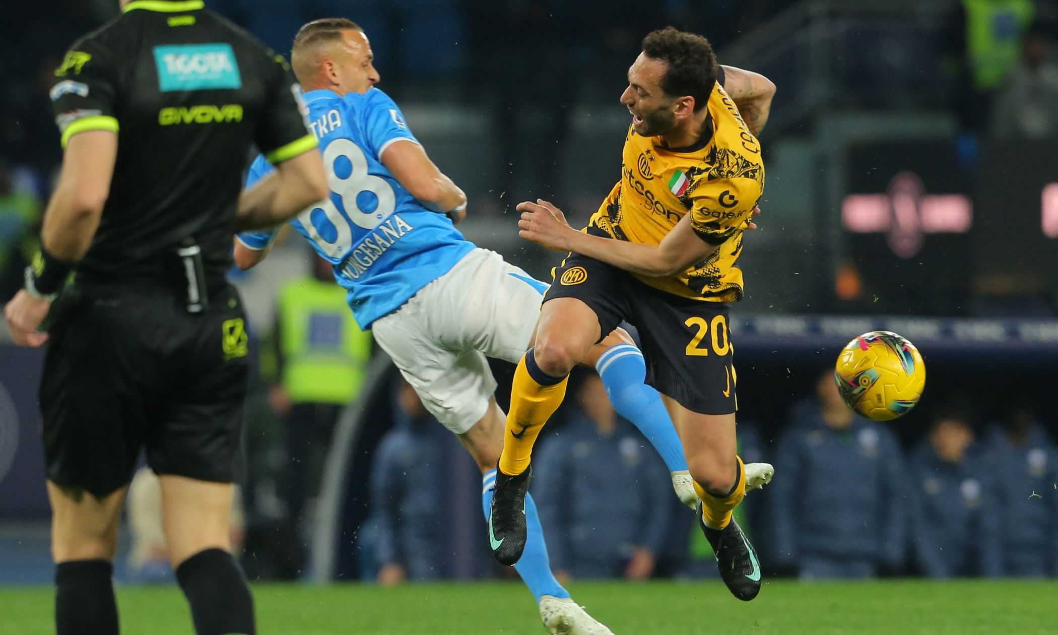 Napoli-Inter, la MOVIOLA LIVE: braccio alto di Bisseck su McTominay, niente giallo ma ammoniti Inzaghi e Mkhitaryan