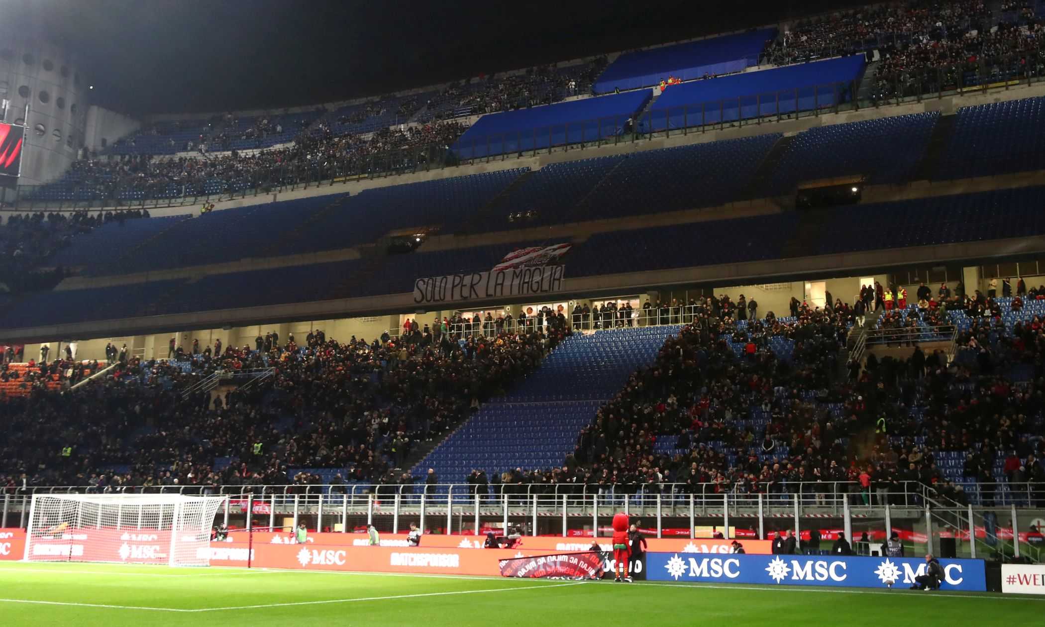 Milan, fischi assordanti a San Siro. Curva Sud vuota per i primi 15', striscione e cori contro la società