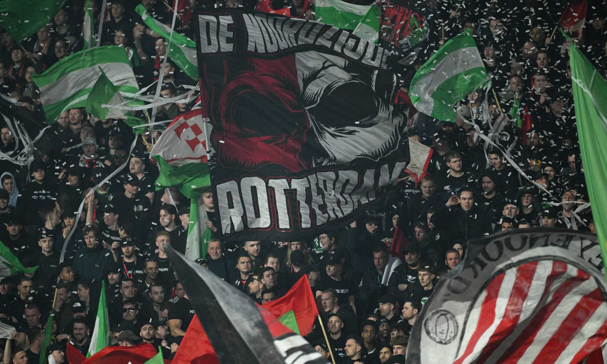 Invasione dei tifosi del Feyenoord a Milano: lancio di oggetti in metro e treni bloccati, intervento degli agenti antisommossa