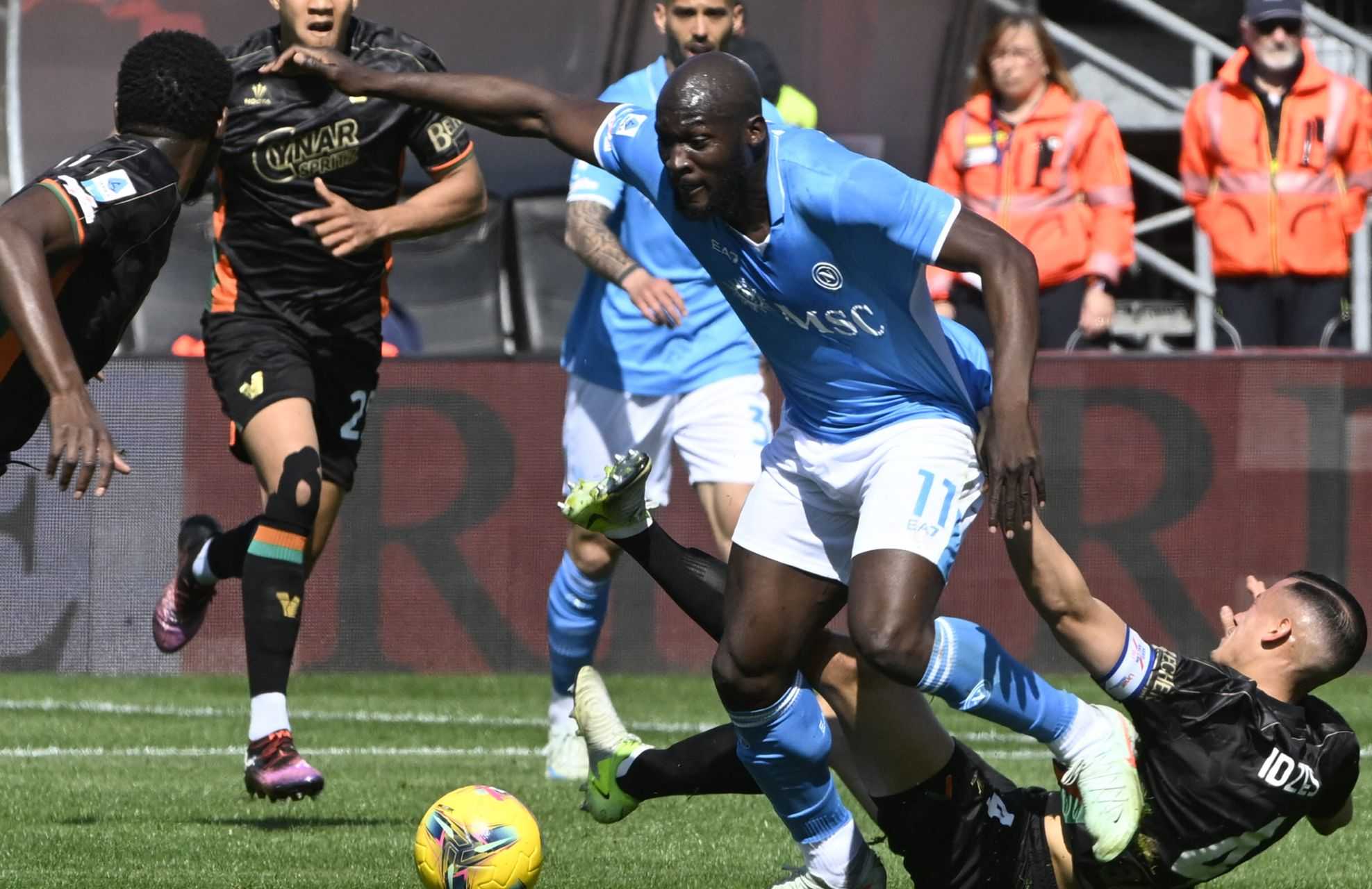 Venezia-Napoli 0-0 LIVE: palo di Raspadori, Radu super su McTominay e Lukaku