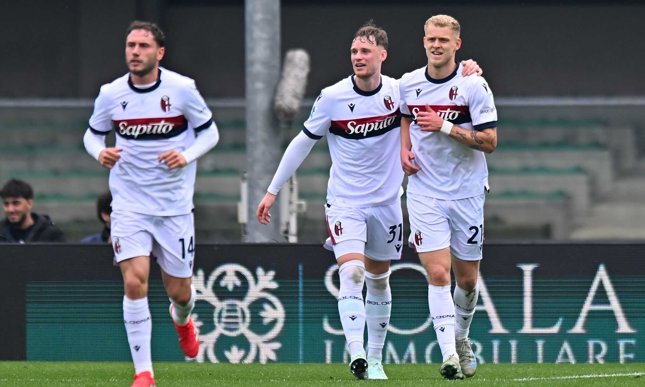 Il Bologna batte 2-1 il Verona e resta agganciato alla zona Europa: decisivi Odgaard e Cambiaghi