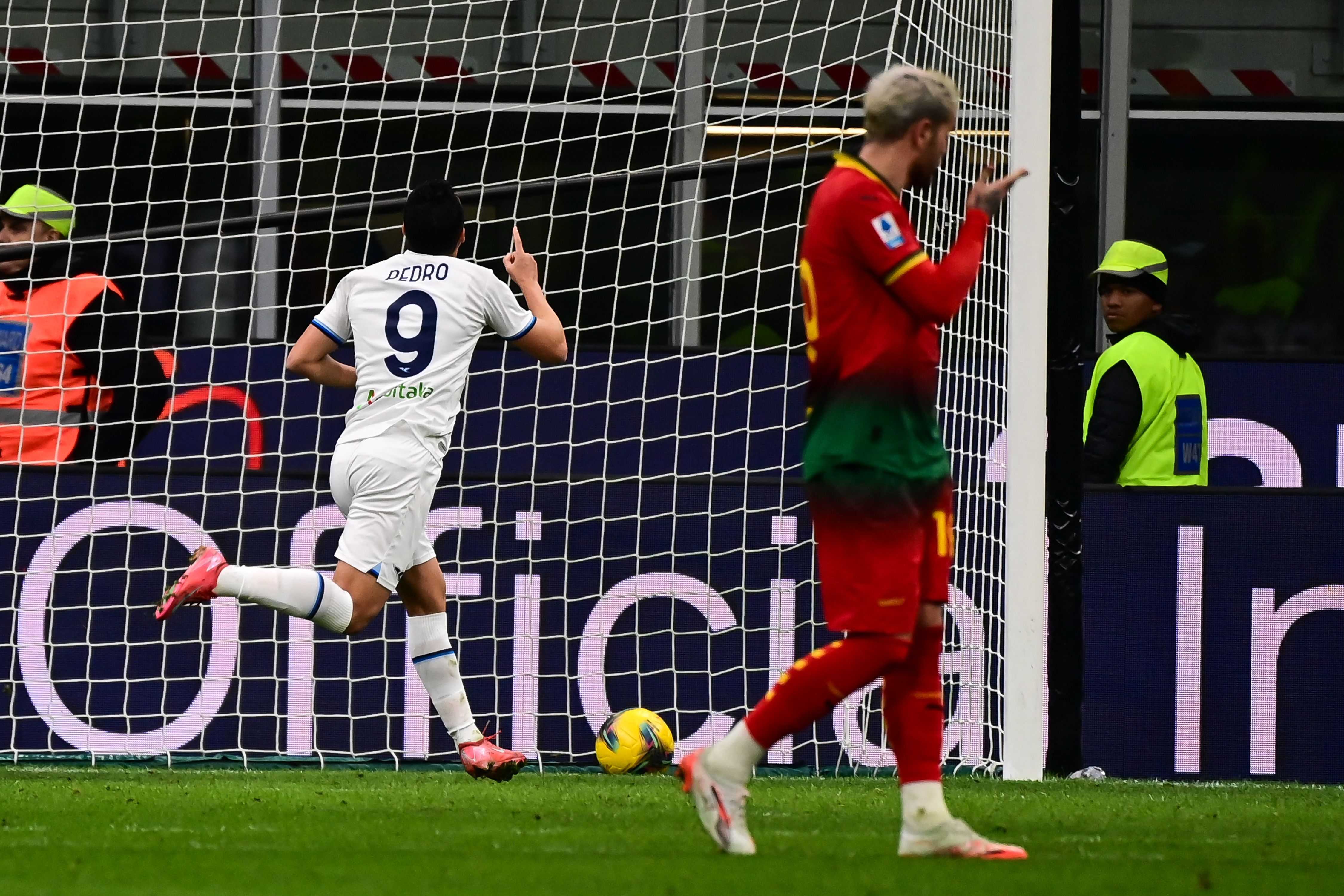 Sprofondo Milan a San Siro, Pedro fa volare la Lazio al 98': 2-1 e terzo ko di fila, Conceicao saluta la Champions