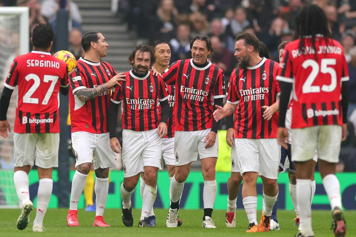 Pirlo show con la maglia del Milan: punizione capolavoro. Ma le leggende rossonere perdono 6-2 col Tottenham