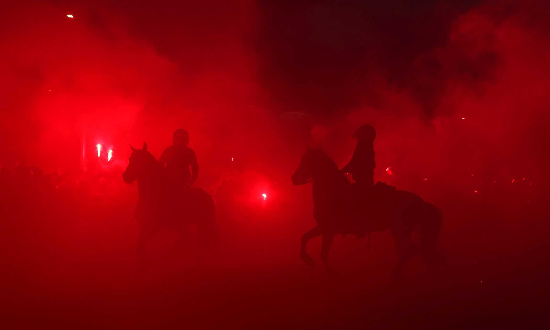 L'Atletico Madrid per la remuntada sul Real: i tifosi accolgono l'autobus con i fumogeni, il VIDEO è incredibile