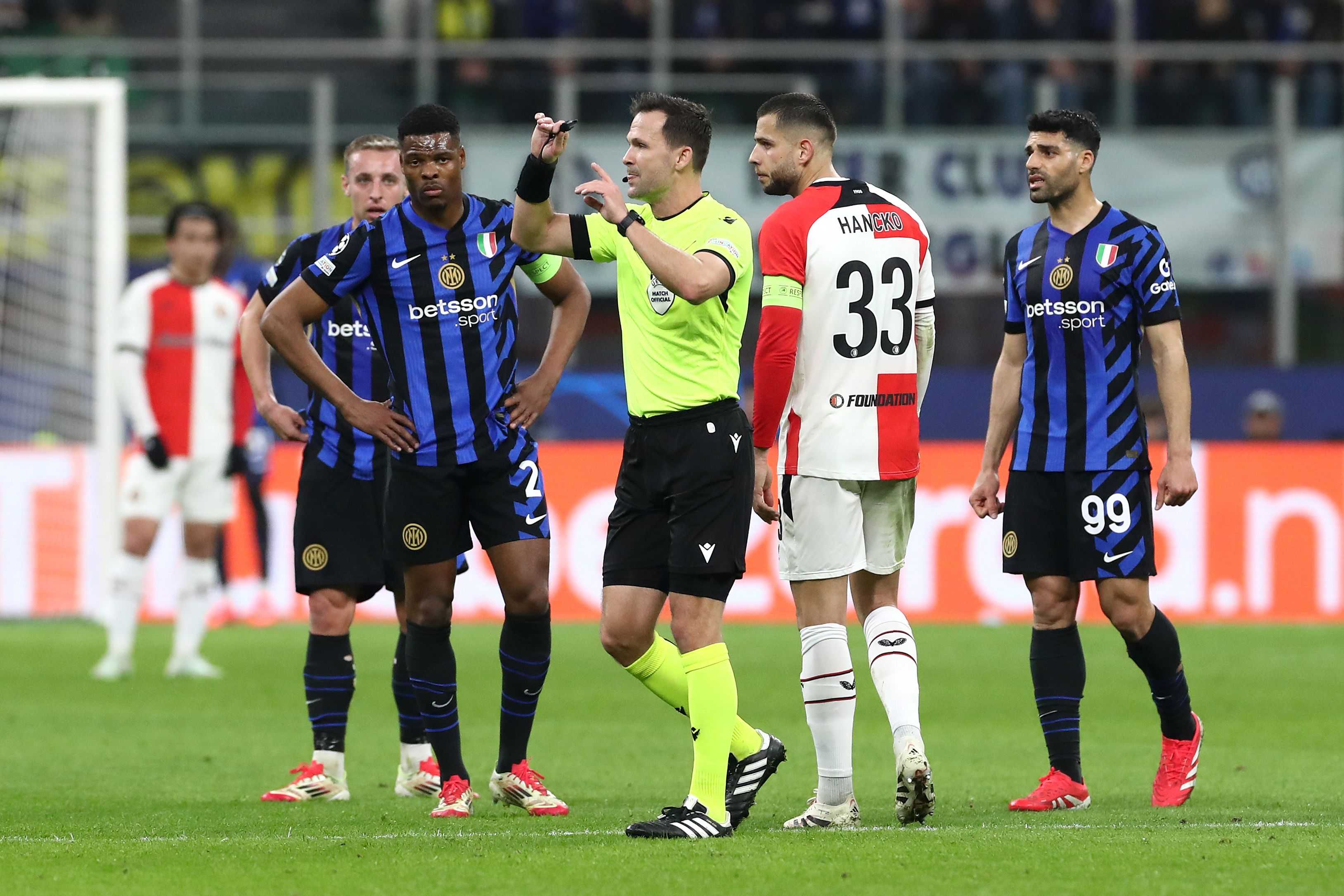 Inter-Feyenoord, la MOVIOLA LIVE: Calhanoglu su Moder, rigore col VAR