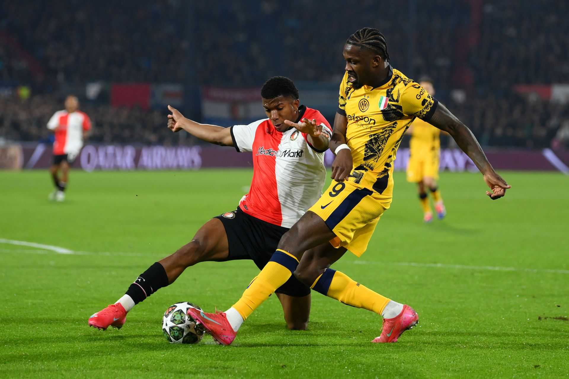 Feyenoord-Inter, la MOVIOLA LIVE: Thuram giù in area, è rigore. Gli olandesi chiedono un penalty