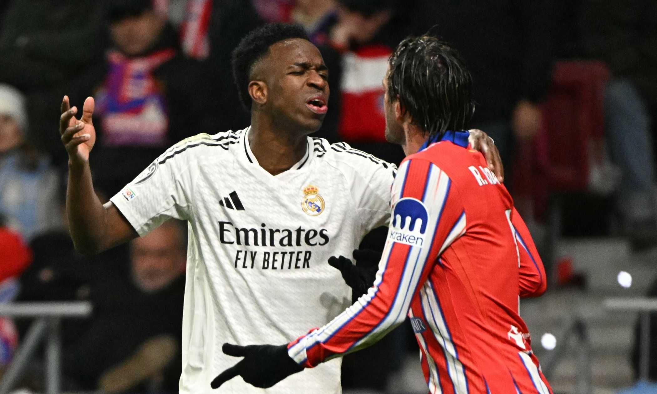 Real Madrid, Vinicius sbaglia un rigore, esce e indica 15 contro i tifosi dell'Atletico: "C'è solo una squadra a Madrid, alla prossima!" VIDEO