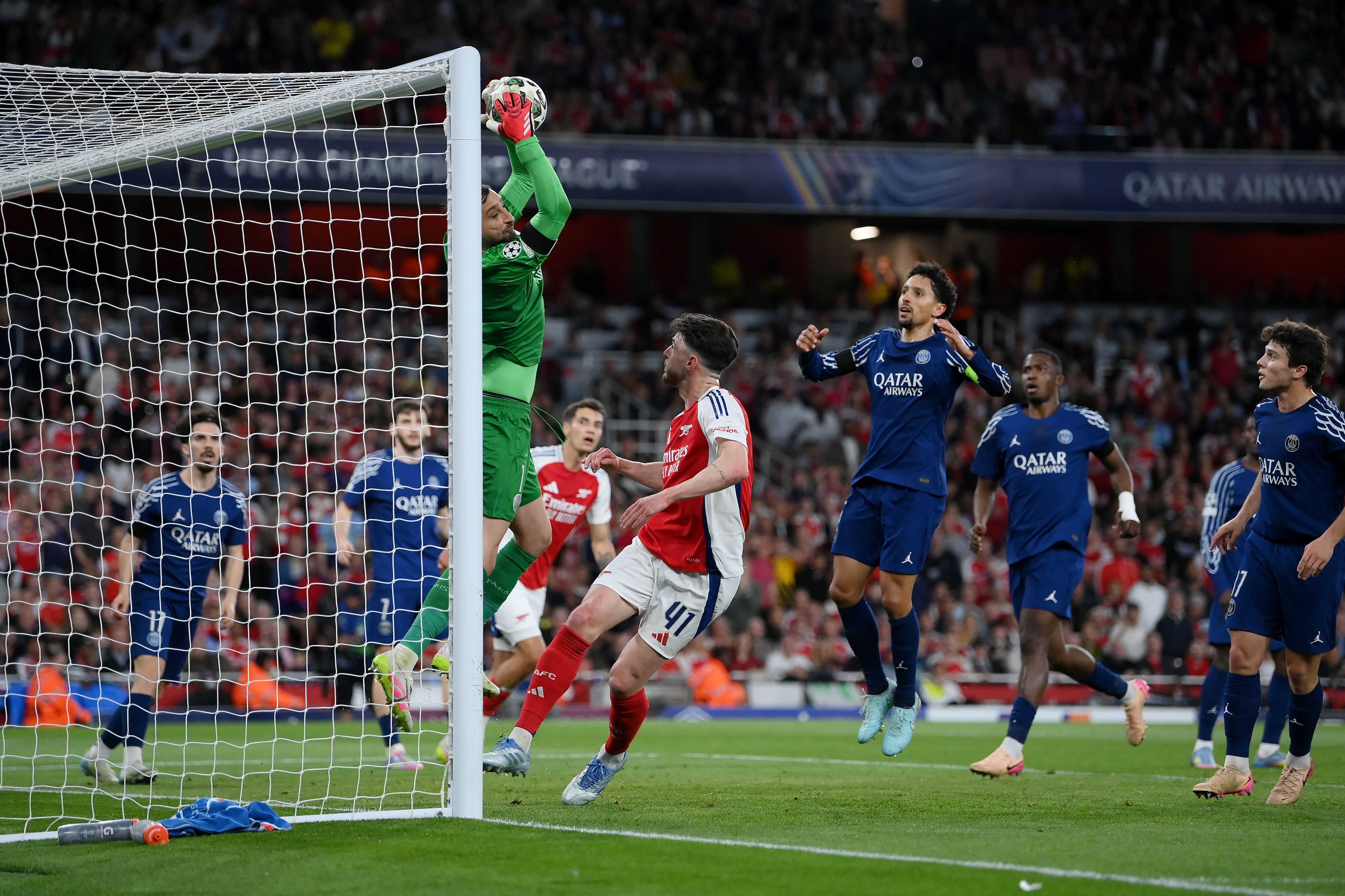Arsenal-Psg, errore di Donnarumma e pareggio di Merino: l’arbitro annulla per fuorigioco