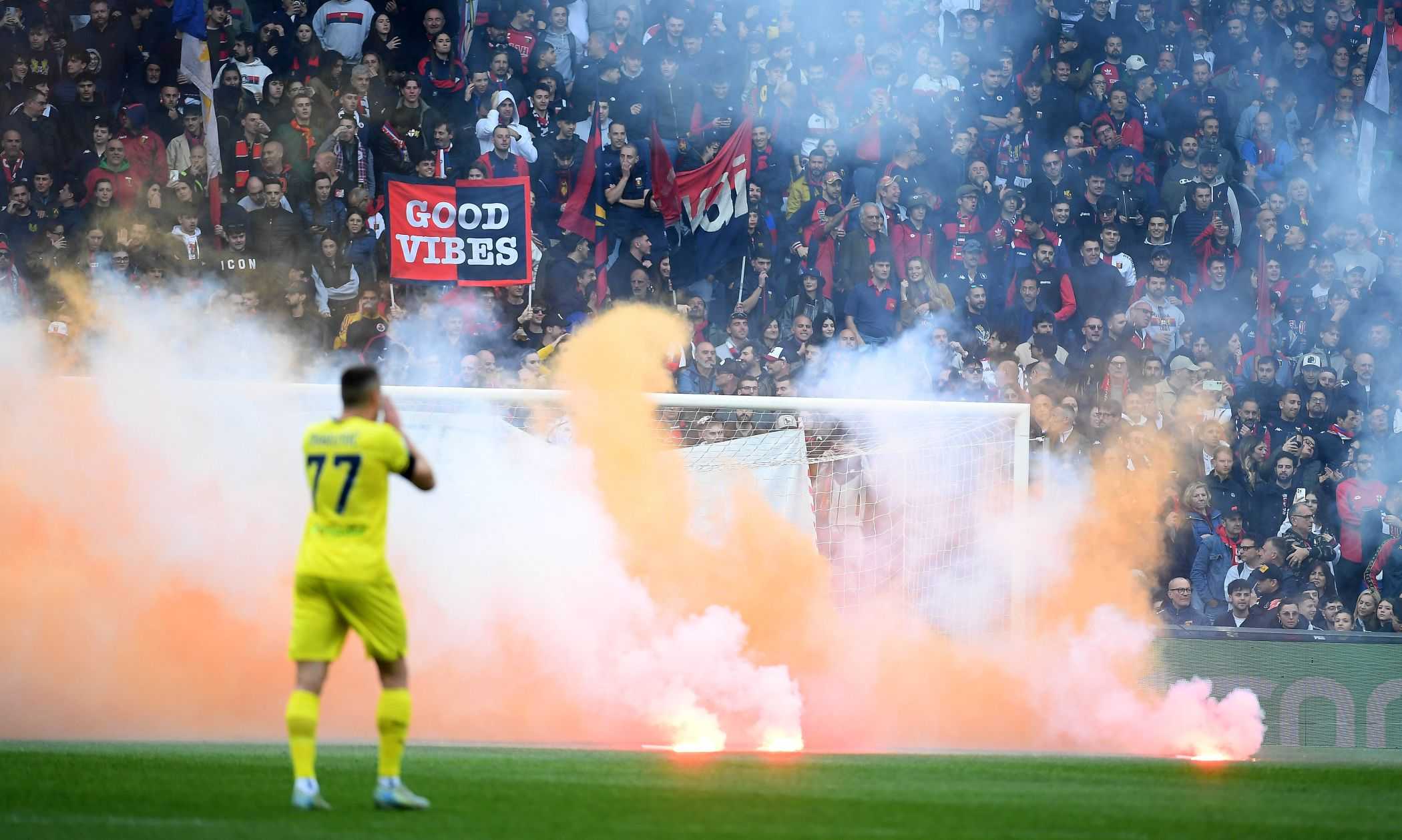Serie A, Giudice Sportivo: Genoa, multa con diffida per il lancio di petardi in campo. Squalificati Vieira e 5 giocatori