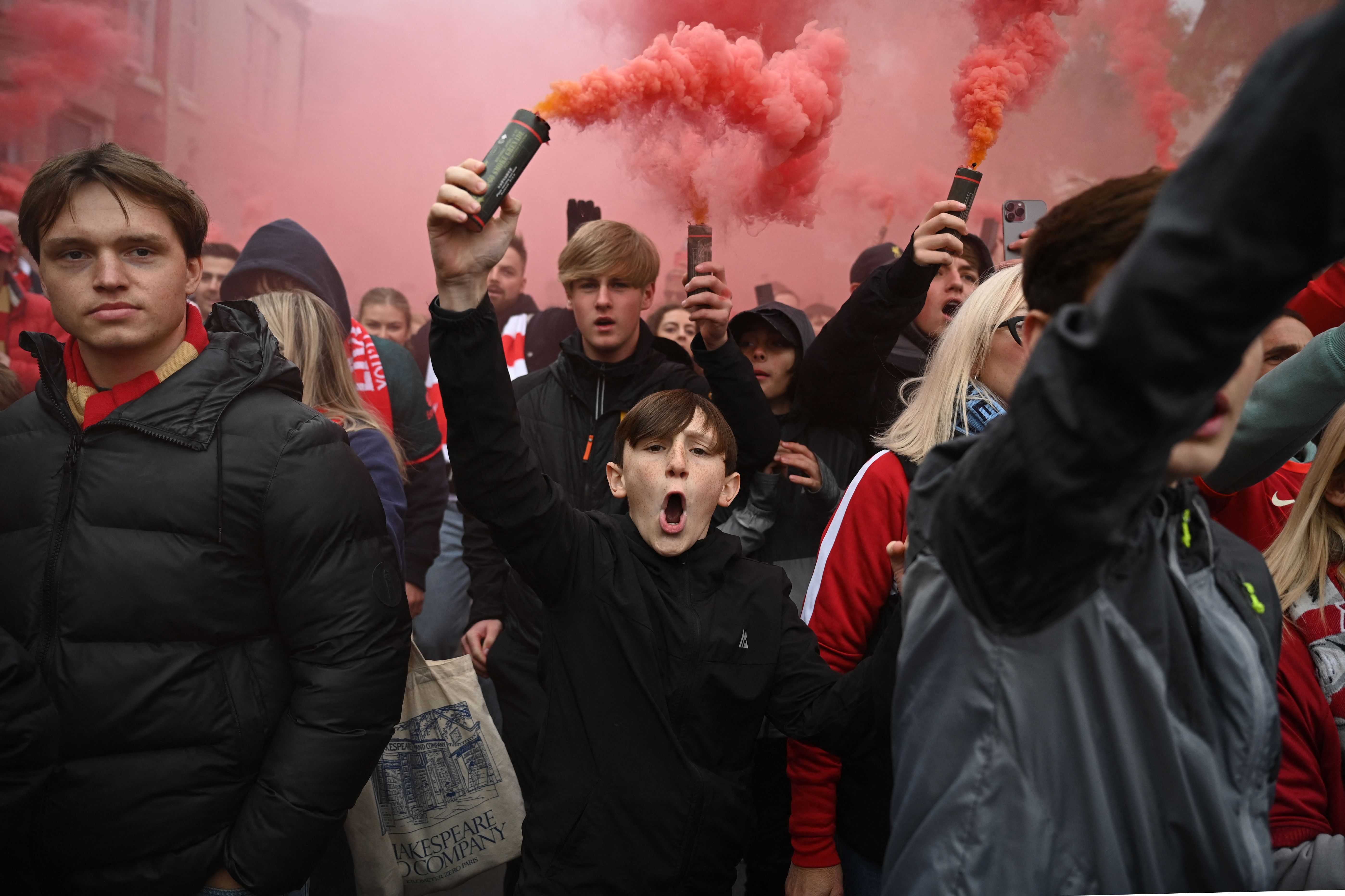 Tifoso dell’Everton vende fumogeni blu camuffati da rossi per sabotare i festeggiamenti del Liverpool