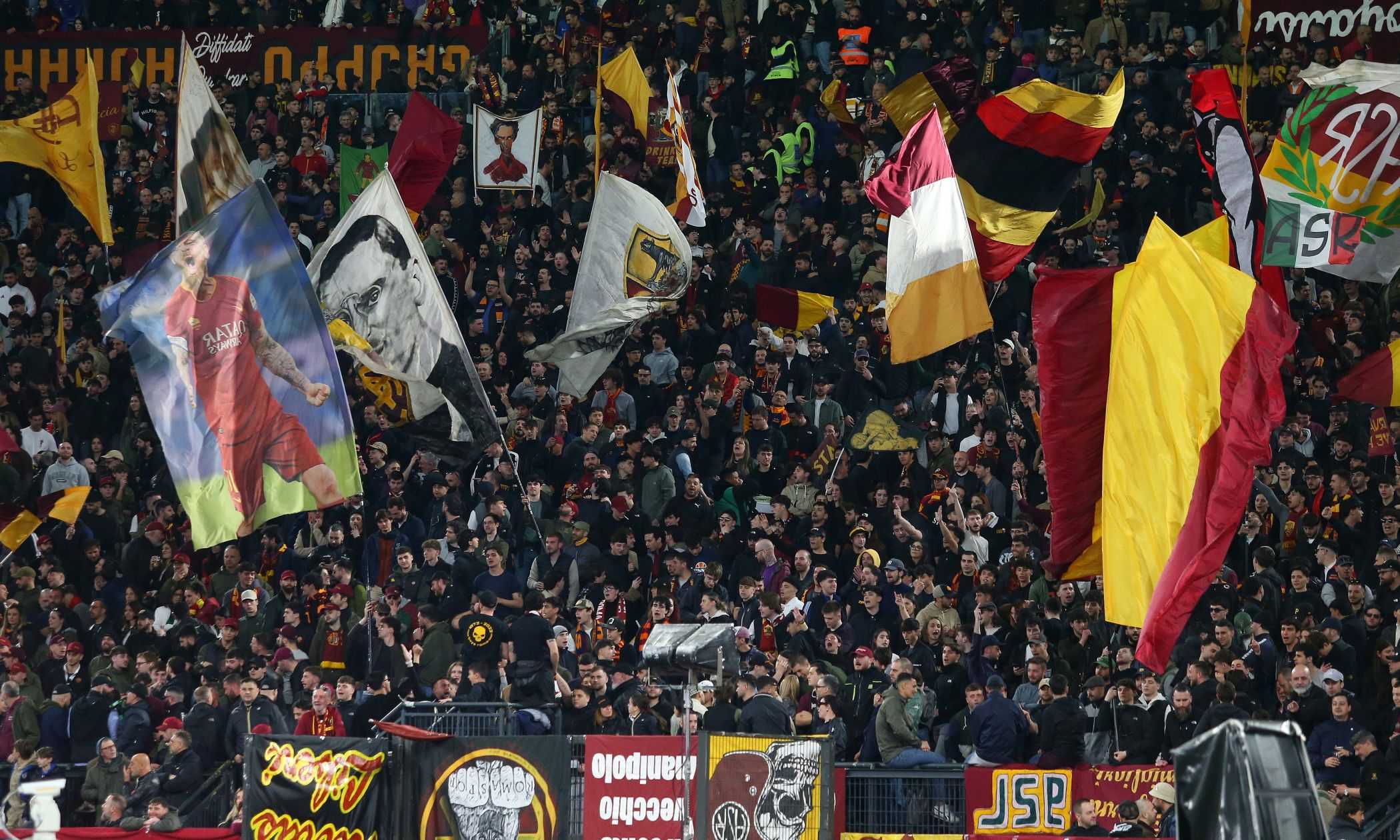 Roma-Verona, striscioni di sfottò contro la Lazio: "Chi di pantone ferisce, di salmone perisce" FOTO