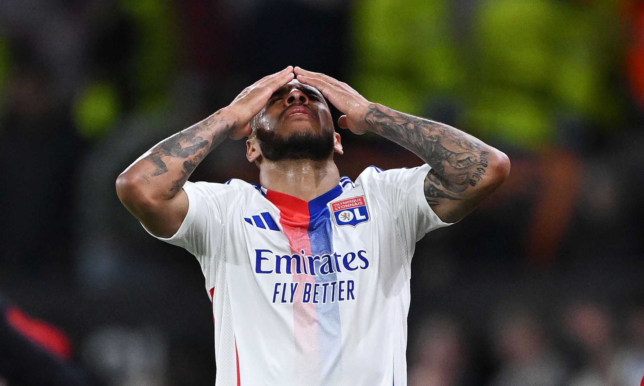 Tolisso esce in barella ma l'arbitro top Letexier non espelle l'autore del fallo che segna il goal-vittoria. Poi le scuse
