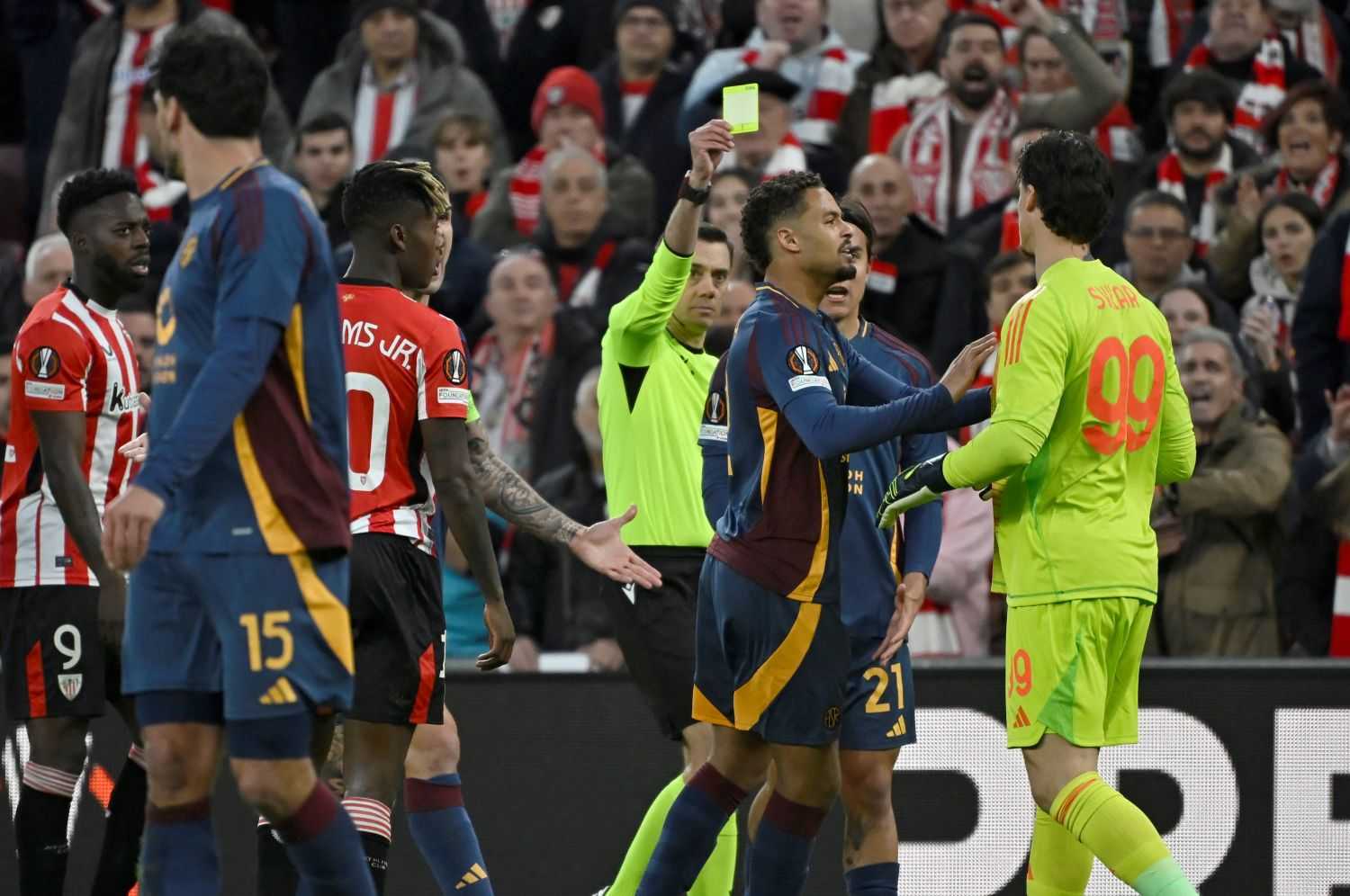 Barcellona-Inter, arbitra Turpin: fu l'arbitro dell'euroderby di ritorno del 2023. Ma anche quello del rosso a Hummels in Athletic-Roma