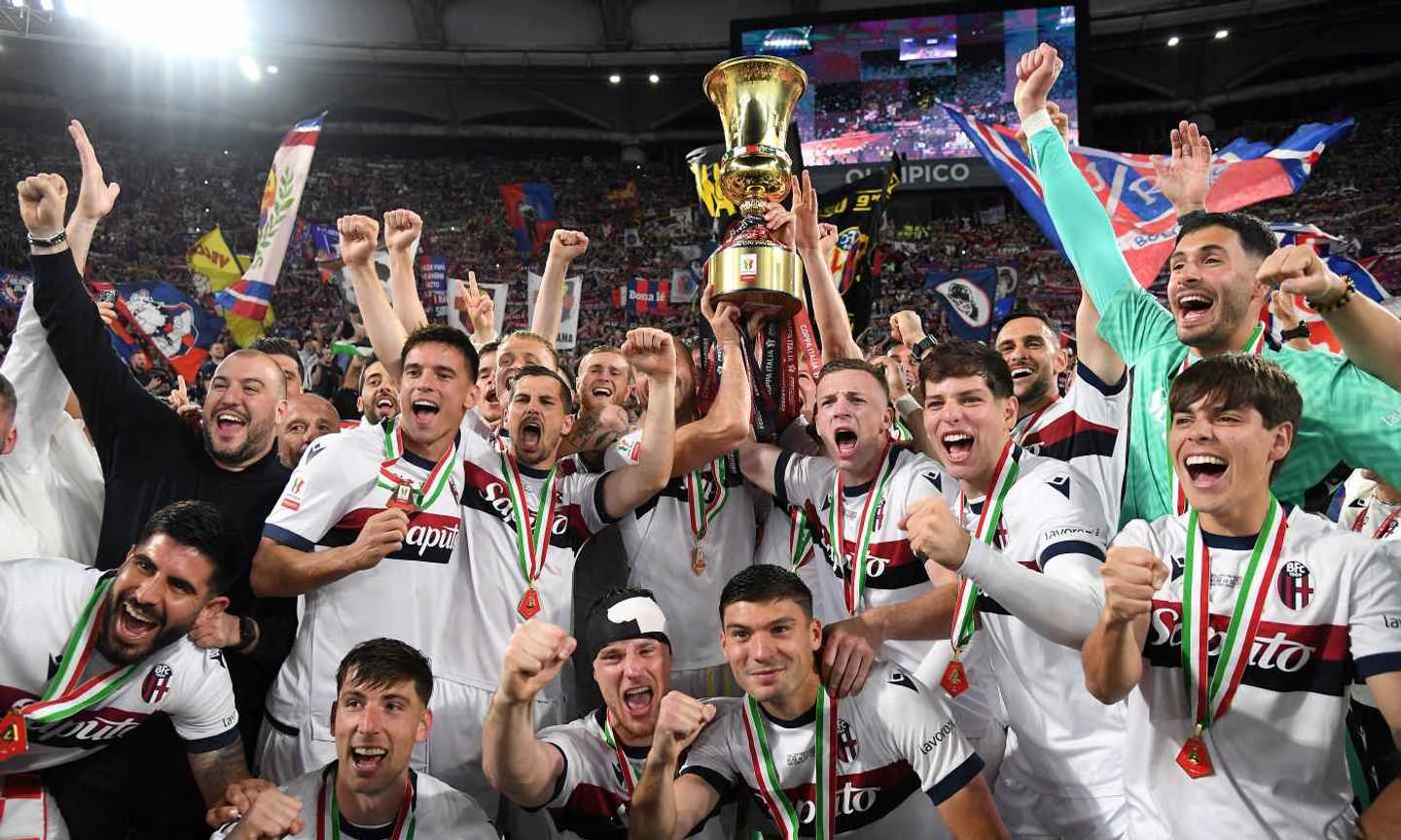 La folle notte di festa del Bologna per la Coppa Italia: chi a Roma, chi in città all'alba. Tra gioia e commozione