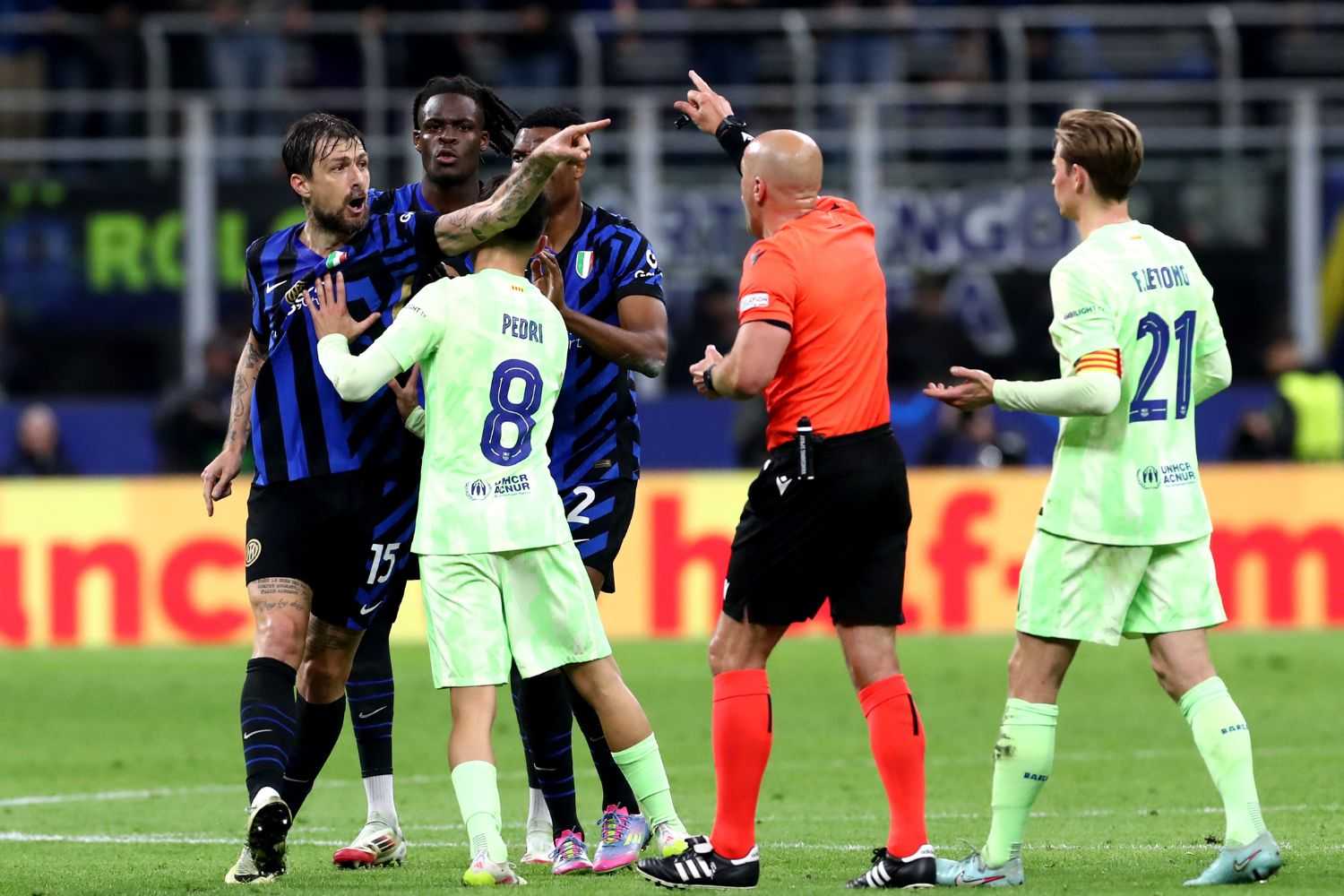 Inter-Barcellona, tensione tra Acerbi e Inigo Martinez. Lo spagnolo ammette: "Gli ho sputato ma..."
