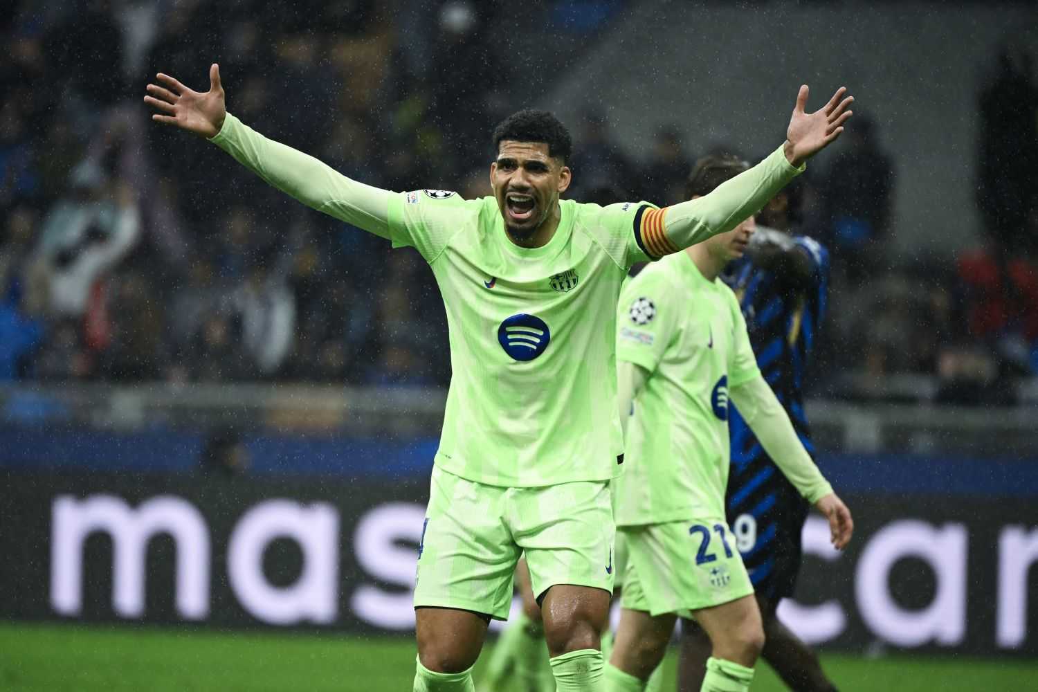 Barcellona, i tifosi rimettono Araujo sul mercato. Cosa era accaduto con la Juventus a gennaio