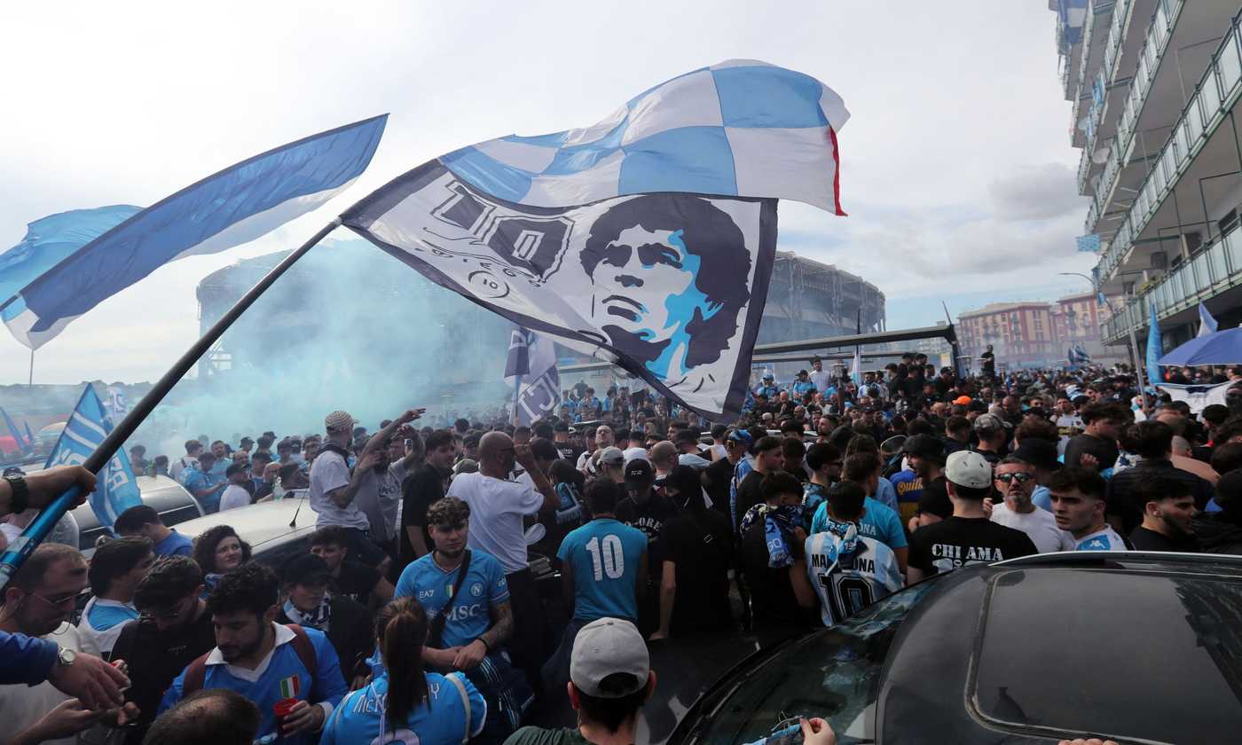 Napoli spinge per lo Scudetto: "il Maradona vuole vincere", città in tilt e più gente in strada che con Spalletti