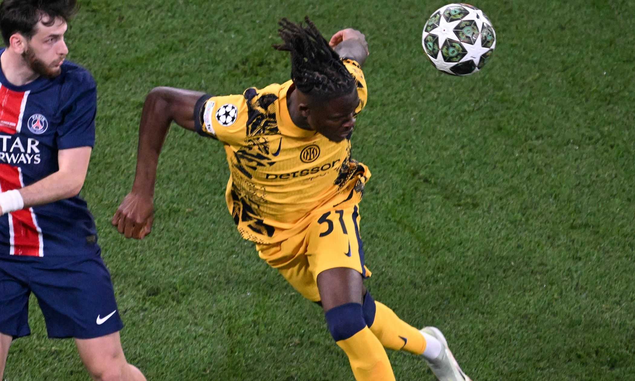 PSG-Inter, Bisseck entra e si fa male: la sua finale dura soltanto otto minuti