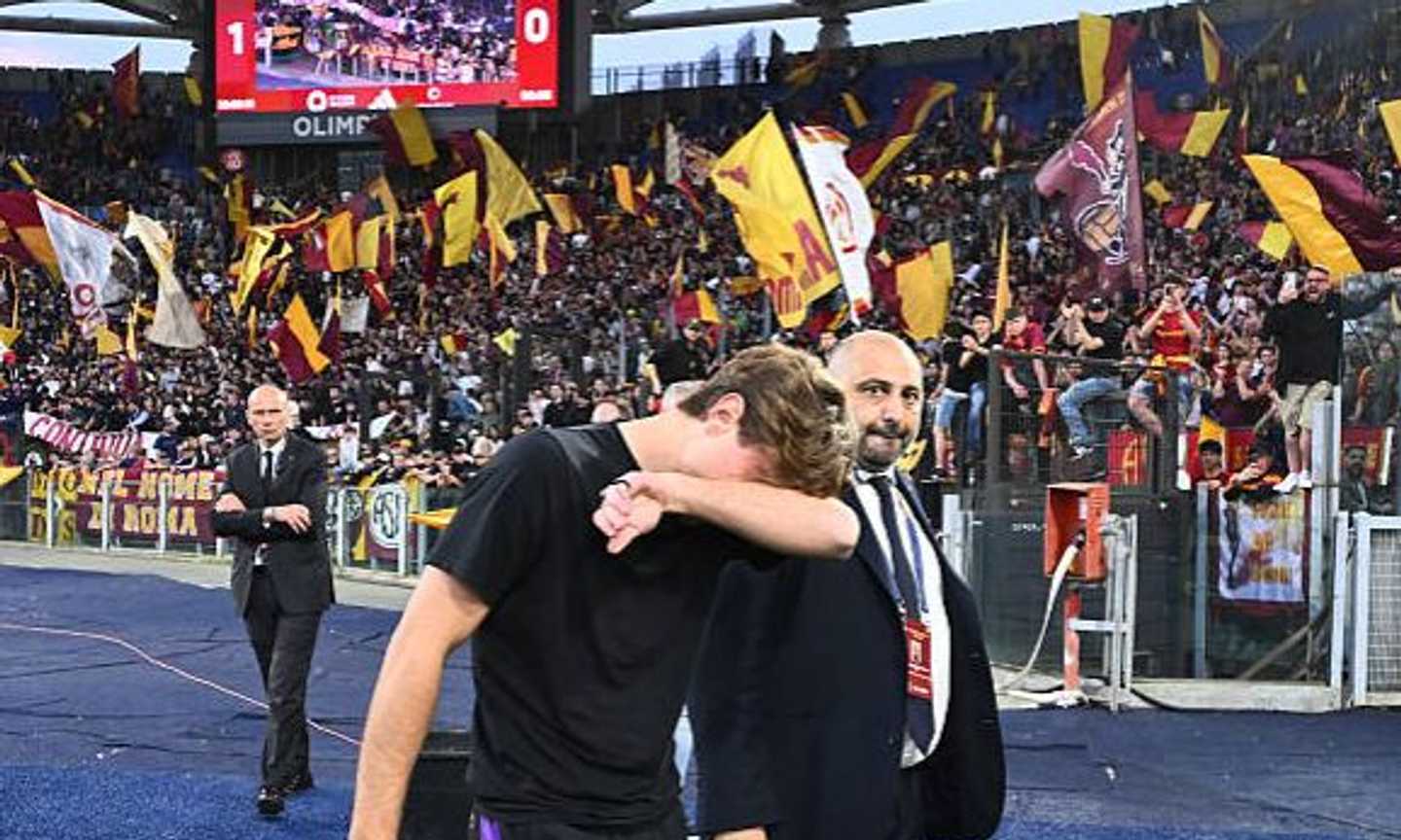 Roma, lacrime e brividi per il ritorno di Bove: pianto sotto la Sud, applausi e lo striscione "Edo continua a sognare"