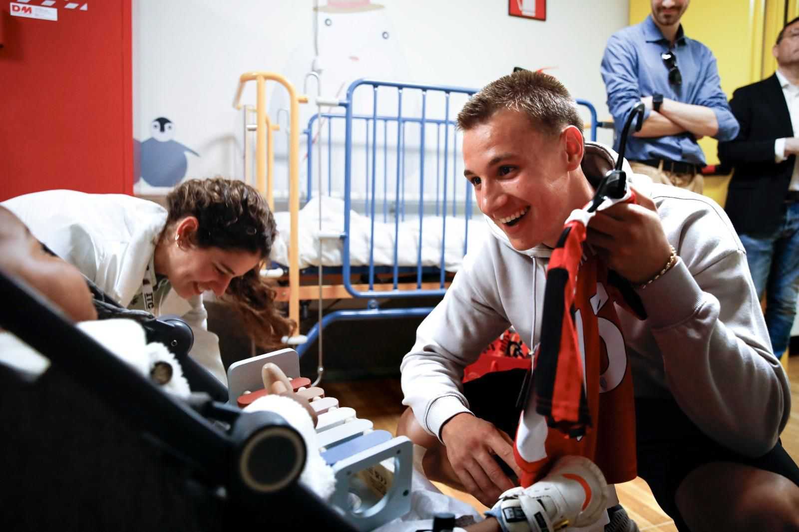 Camarda porta un sorriso ai bambini dell'Ospedale Buzzi: “Sono loro a dare forza a me”