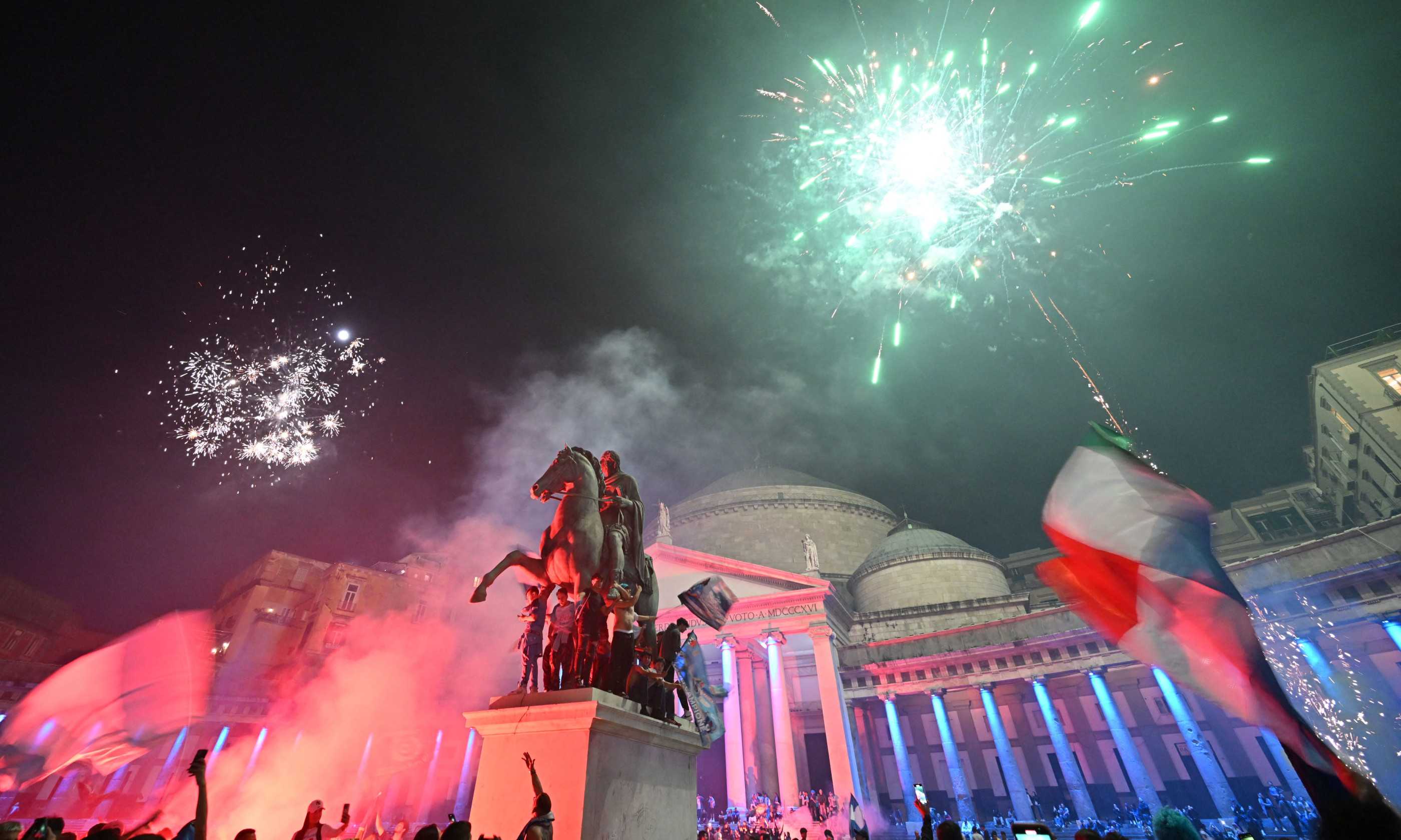 Napoli, tifosi scatenati sotto all'hotel del Cagliari: clacson, petardi e fuochi d'artificio