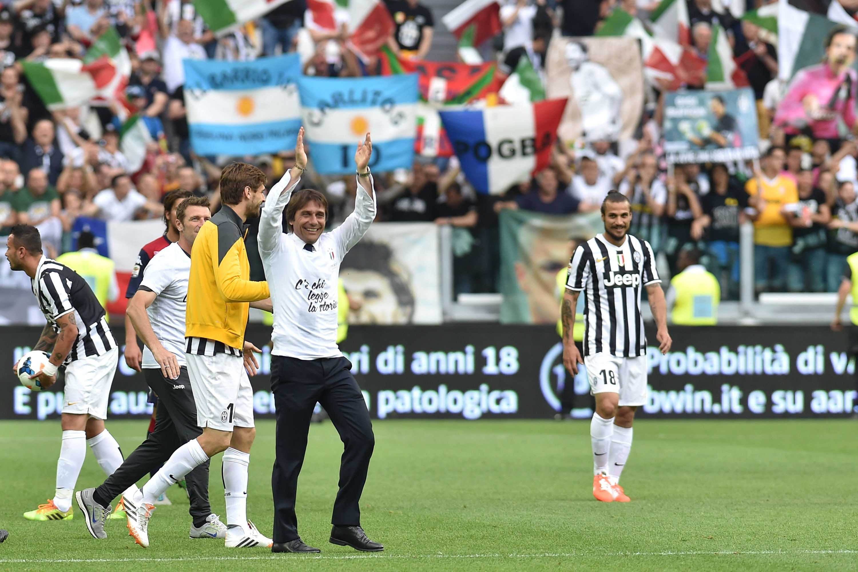 "C’è chi scrive la storia e chi la legge": la frase virale di Antonio Conte che era nelle magliette della Juventus FOTO