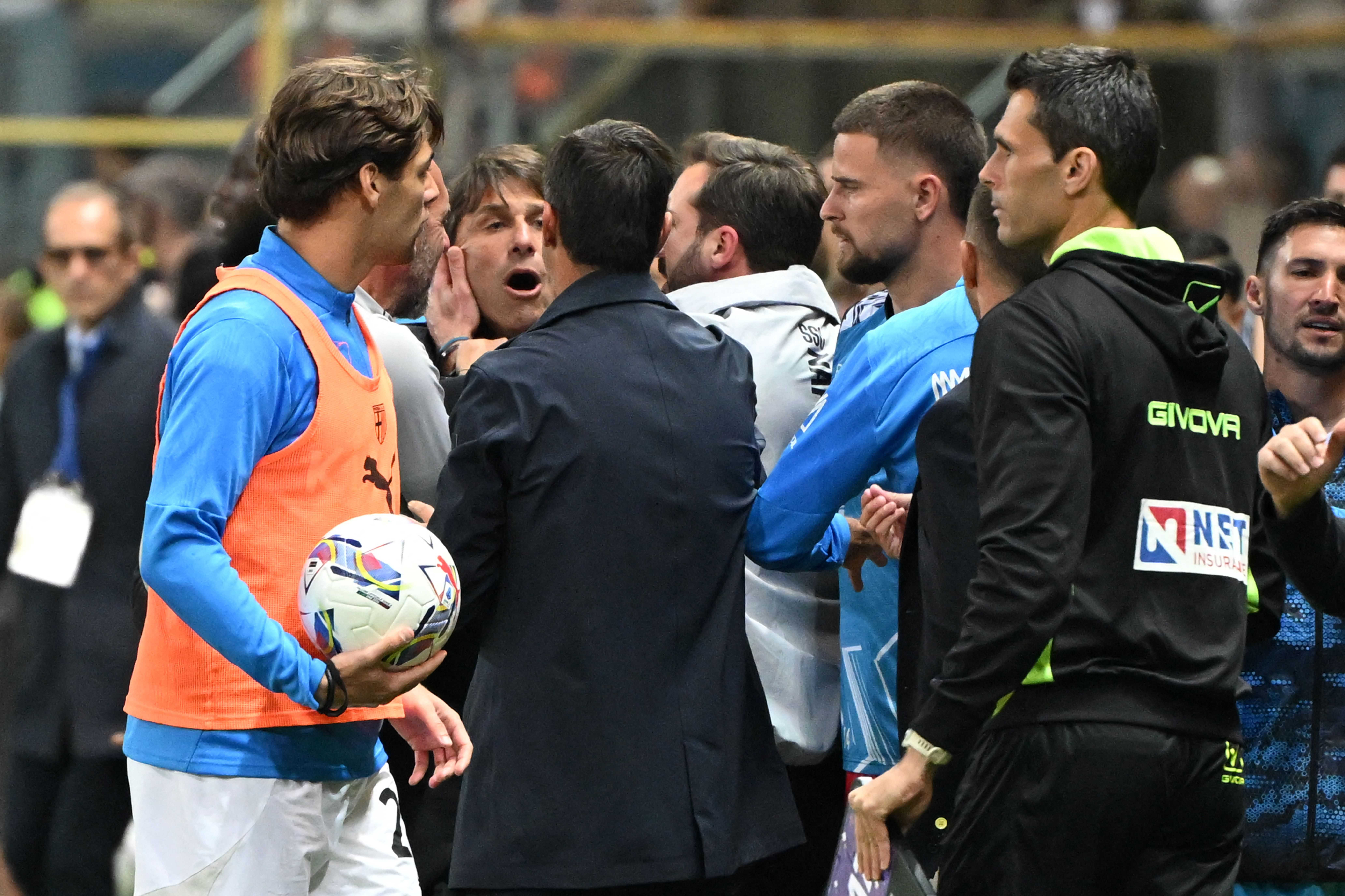 Il Napoli si ferma anche a Parma ma resta a +1 sull'Inter: 0-0 e tre legni, Conte è davanti a Inzaghi