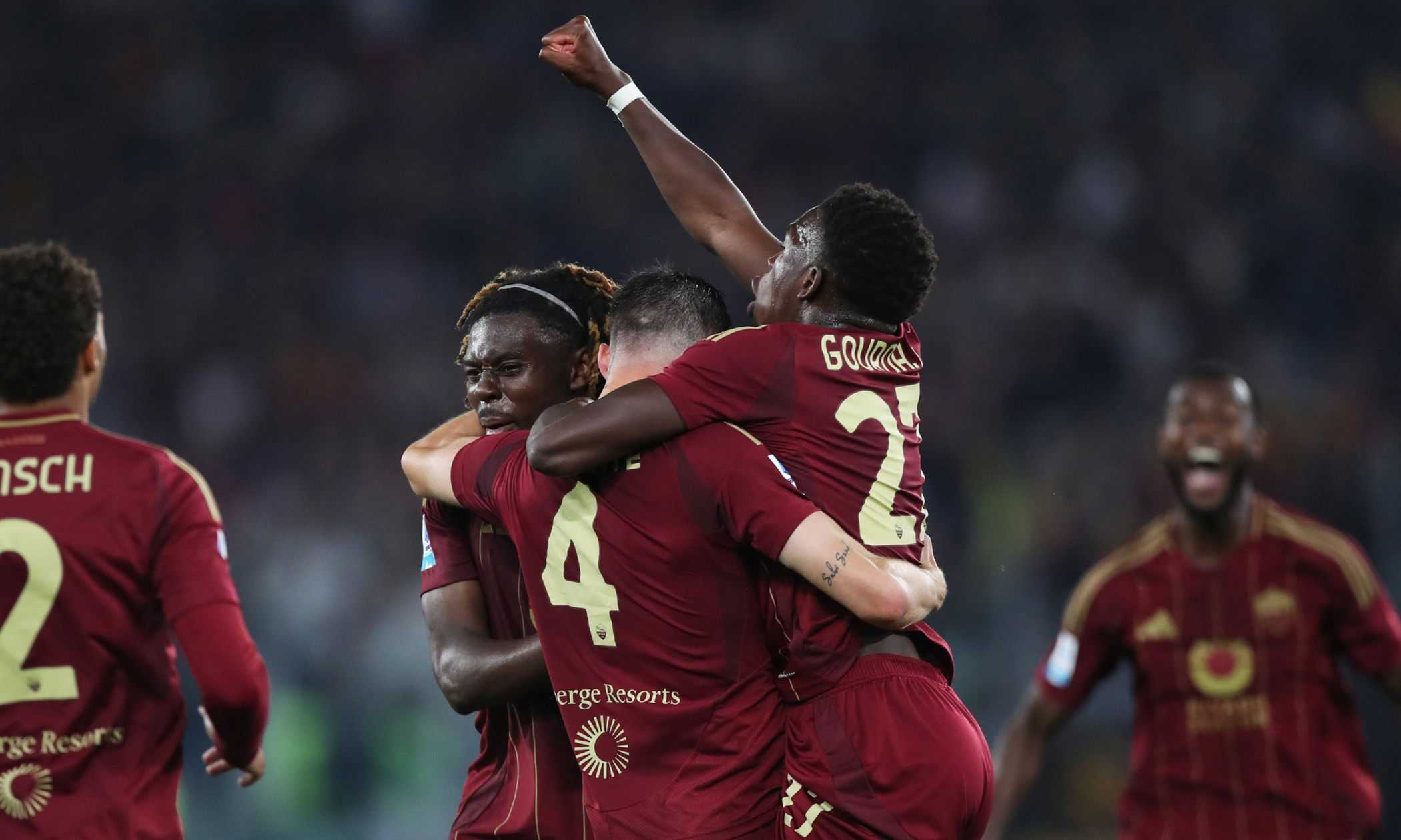 Il Milan è fuori dall'Europa: la Roma vince 3-1 e tiene viva la corsa Champions. Espulsi Gimenez e Conceicao