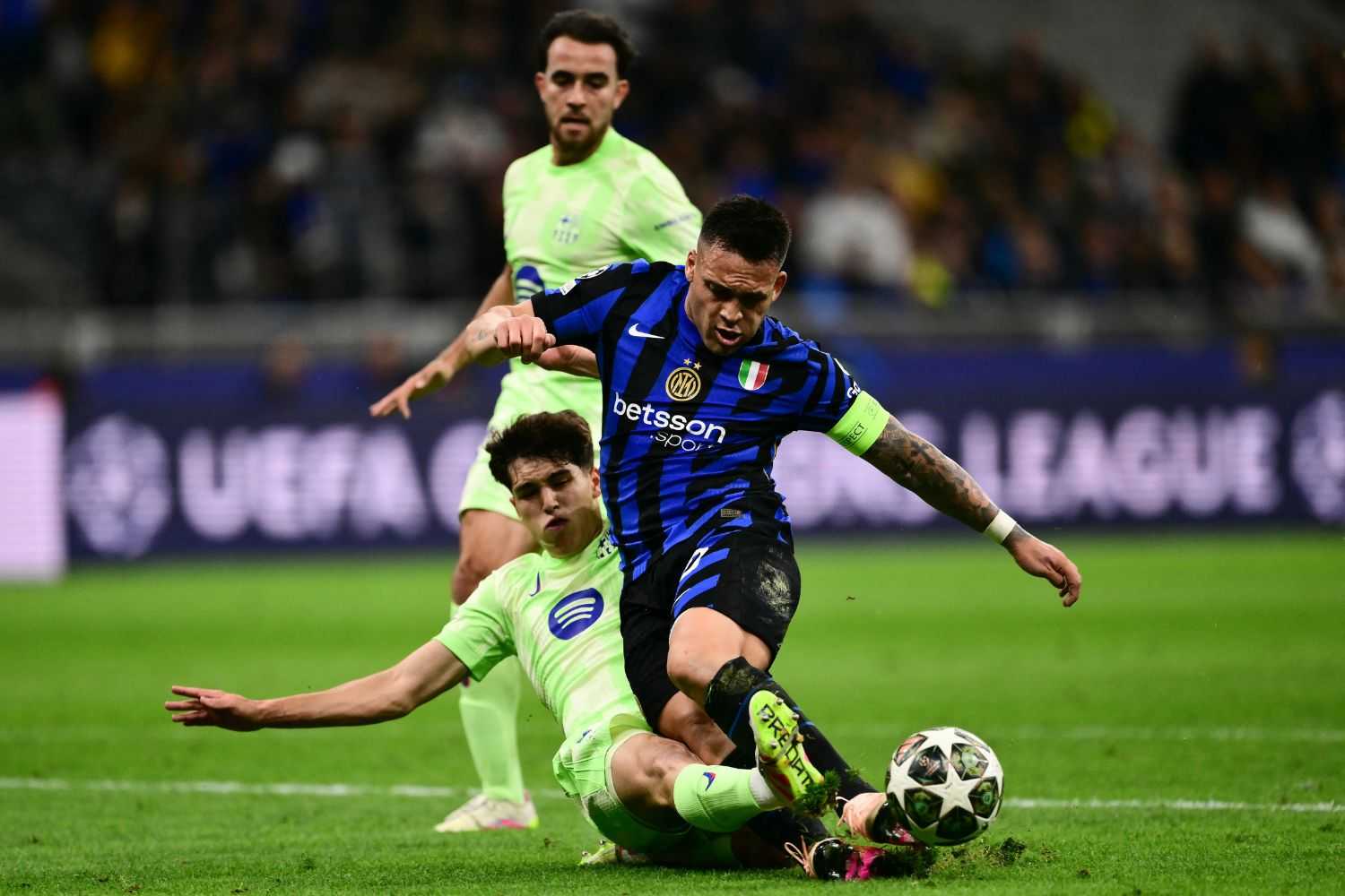 Inter-Barcellona, anche Wenger contro Marciniak: "Lautaro cerca il rigore, Cubarsi arriva prima sulla palla"