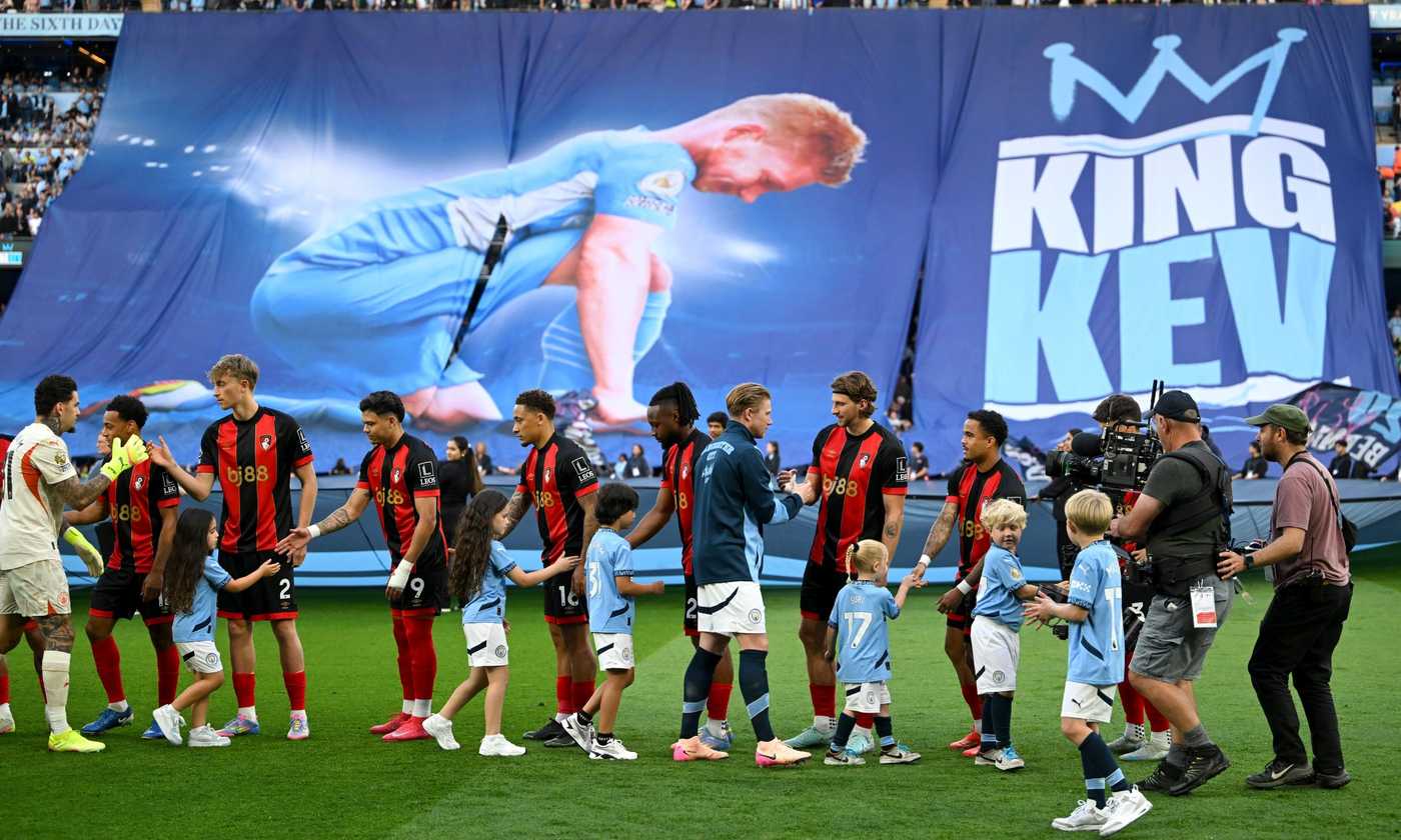 Manchester City, l'ultima di De Bruyne all'Etihad: coreografia da brividi e Guardiola in lacrime