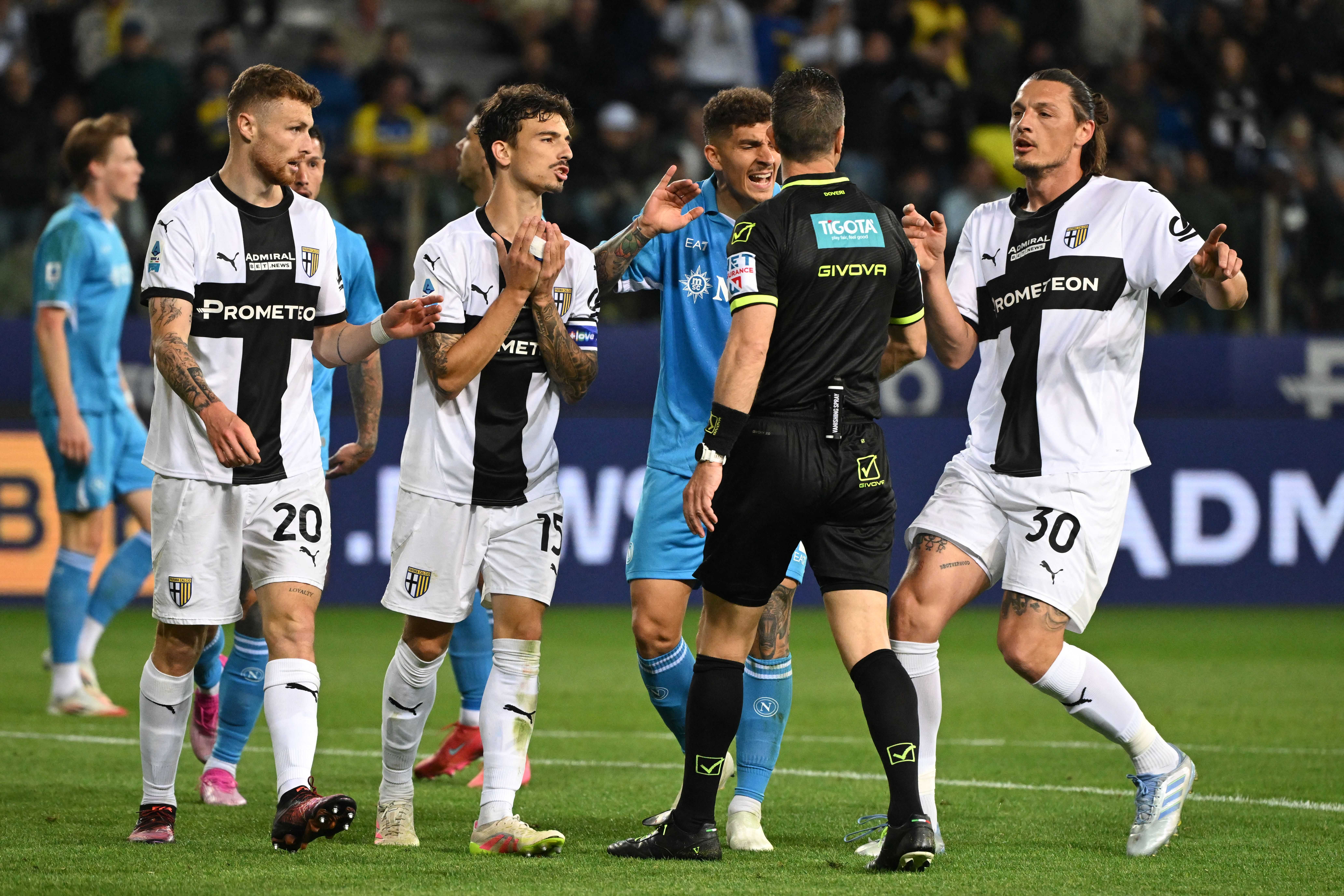 Parma-Napoli, la MOVIOLA: caos nel finale, espulsi Conte e Chivu. Tolto al 100' un rigore a Neres, il motivo