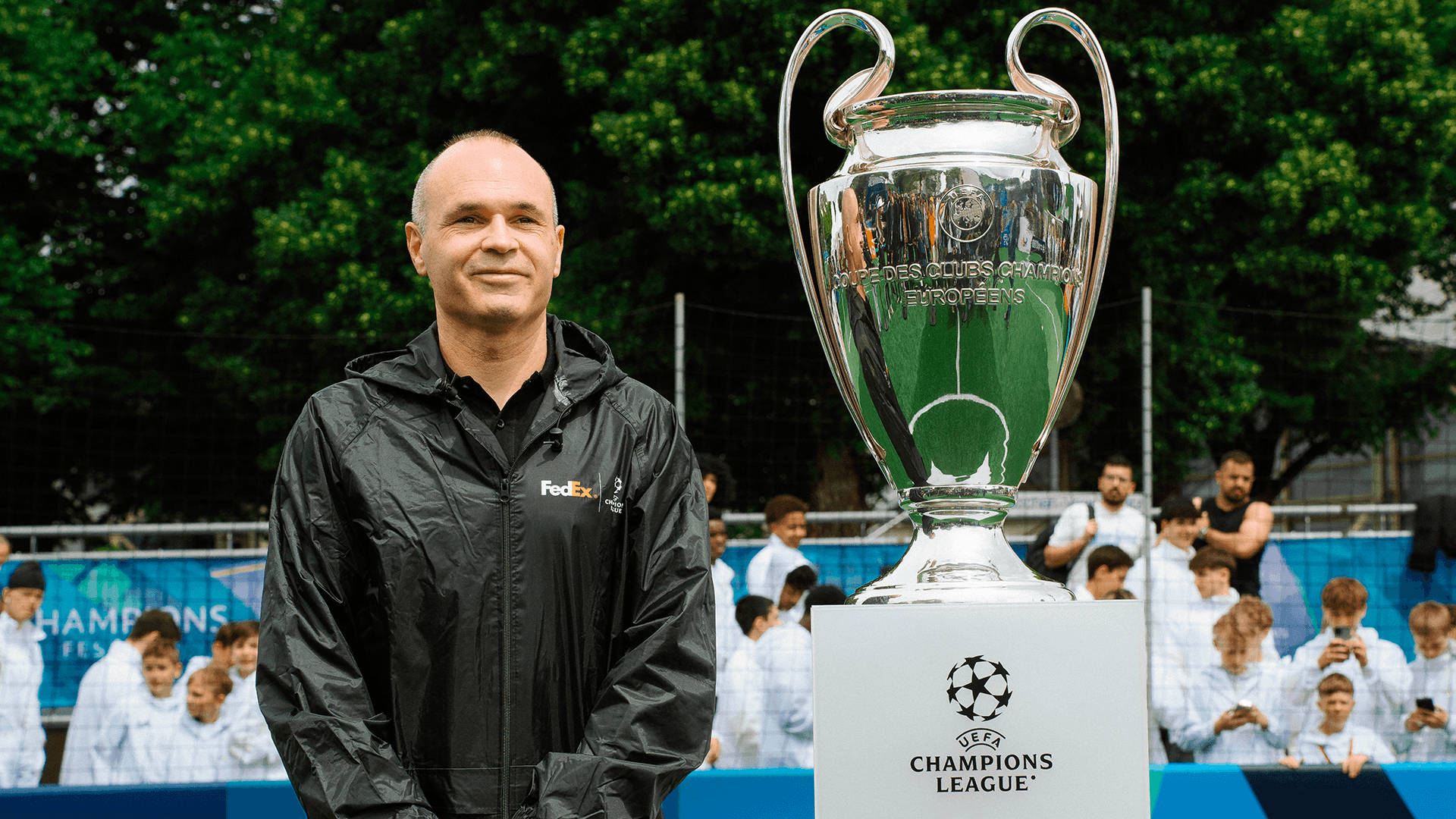 Psg-Inter, il trofeo della Champions League è arrivato a Monaco: la consegna con Iniesta rider VIP